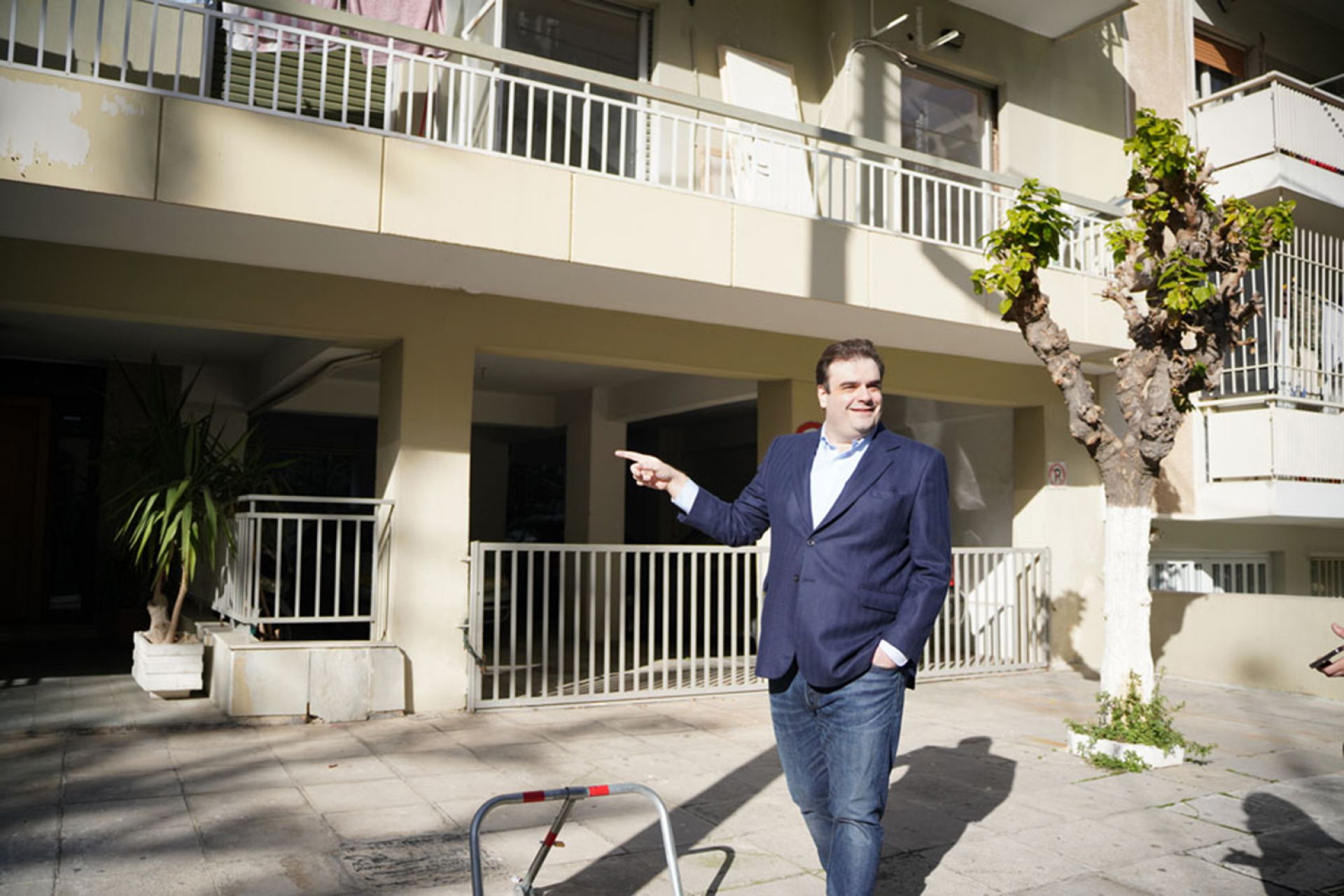 Ο Κυριάκος Πιερρακάκης έξω από το παλιό του σπίτι