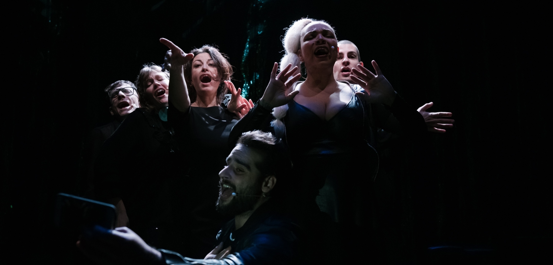 «Πεταλούδες στο στομάχι» σε σκηνοθεσία Κωνσταντίνου Ρήγου: ο θίασος επί σκηνής