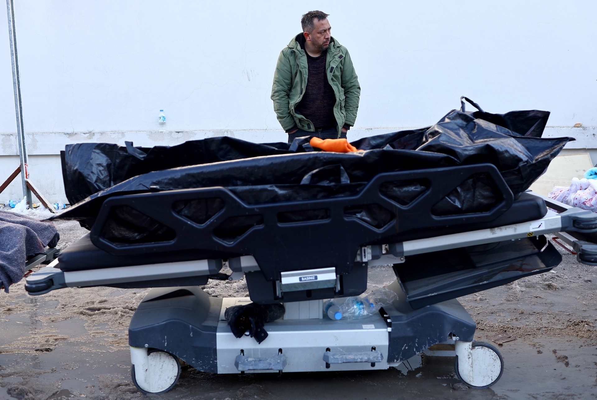 Σεισμός Τουρκία - Συρία: Οι νεκροί θάβονται σε ομαδικούς τάφους ενώ σβήνουν οι ελπίδες για την ανεύρεση επιζώντων - Μαρτυρίες από τις πληγείσες περιοχές.