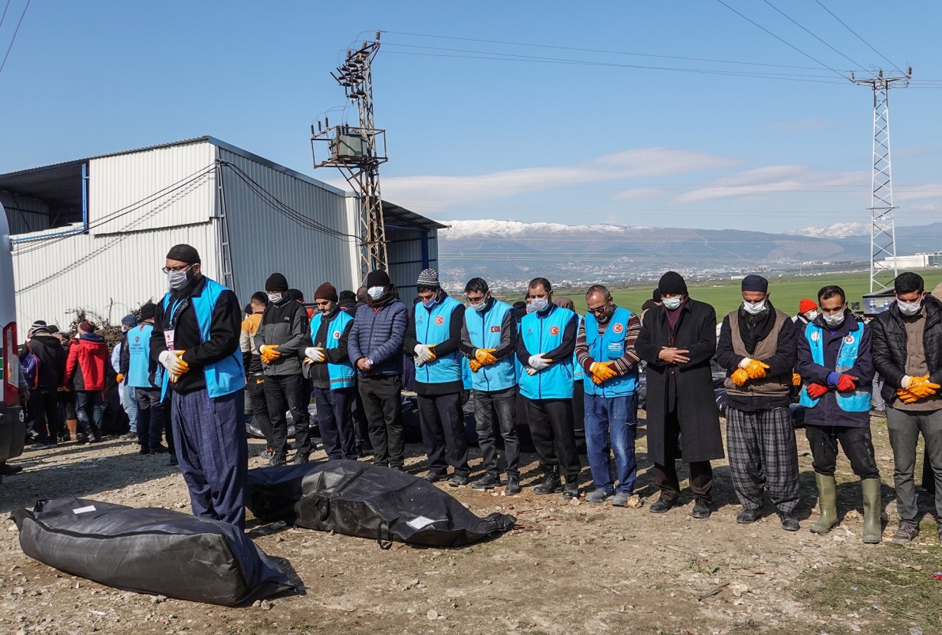 Σεισμός Τουρκία - Συρία: Οι νεκροί θάβονται σε ομαδικούς τάφους ενώ σβήνουν οι ελπίδες για την ανεύρεση επιζώντων - Μαρτυρίες από τις πληγείσες περιοχές.
