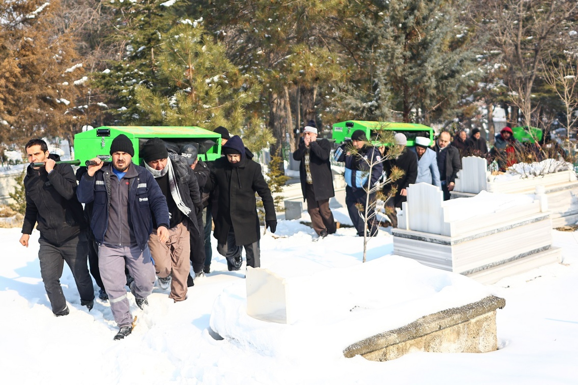Σεισμός Τουρκία - Συρία: Οι νεκροί θάβονται σε ομαδικούς τάφους ενώ σβήνουν οι ελπίδες για την ανεύρεση επιζώντων - Μαρτυρίες από τις πληγείσες περιοχές.