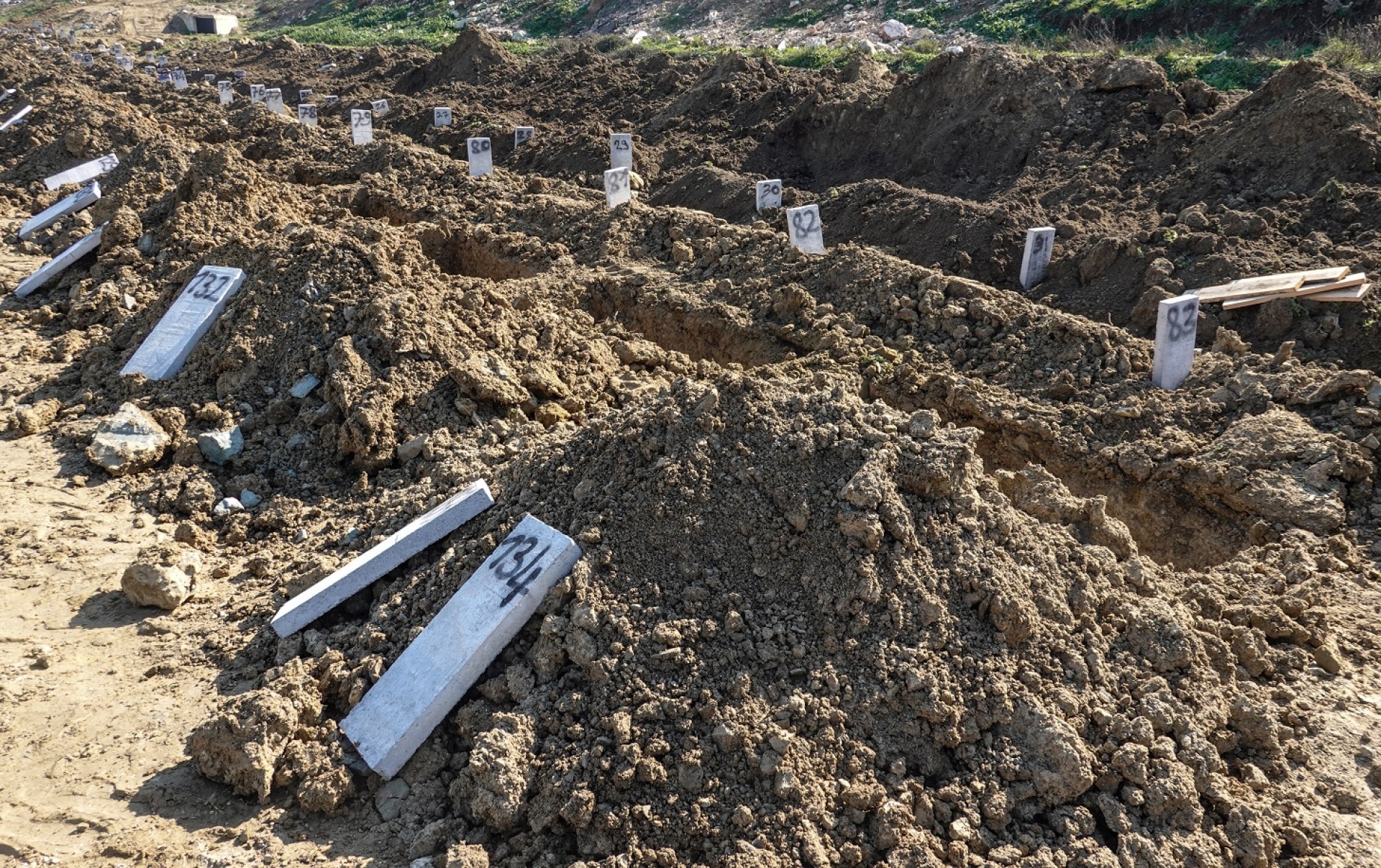 Σεισμός Τουρκία - Συρία: Οι νεκροί θάβονται σε ομαδικούς τάφους ενώ σβήνουν οι ελπίδες για την ανεύρεση επιζώντων - Μαρτυρίες από τις πληγείσες περιοχές.