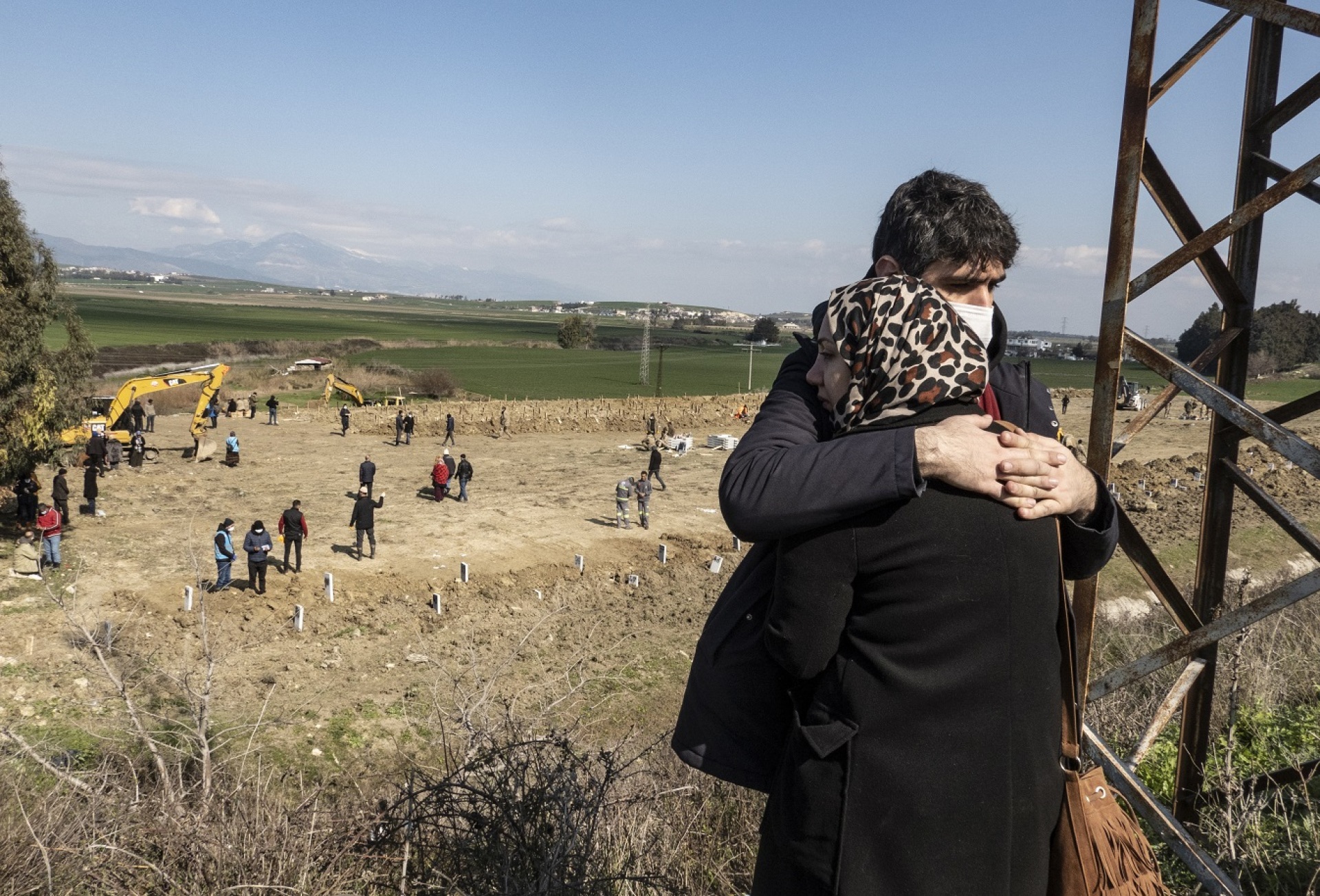 Σεισμός Τουρκία - Συρία: Οι νεκροί θάβονται σε ομαδικούς τάφους ενώ σβήνουν οι ελπίδες για την ανεύρεση επιζώντων - Μαρτυρίες από τις πληγείσες περιοχές.