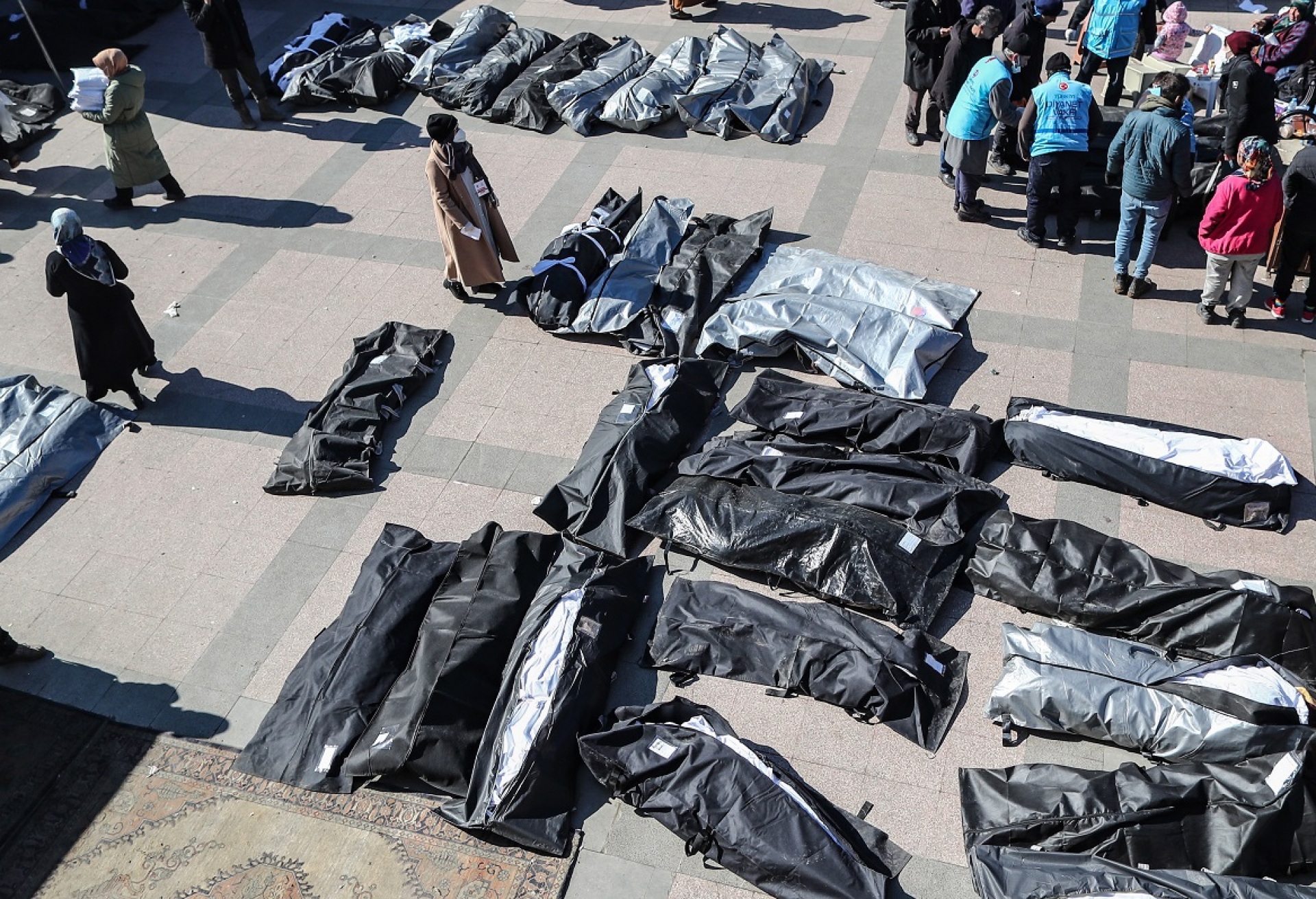 Σεισμός Τουρκία - Συρία: Οι νεκροί θάβονται σε ομαδικούς τάφους ενώ σβήνουν οι ελπίδες για την ανεύρεση επιζώντων - Μαρτυρίες από τις πληγείσες περιοχές.