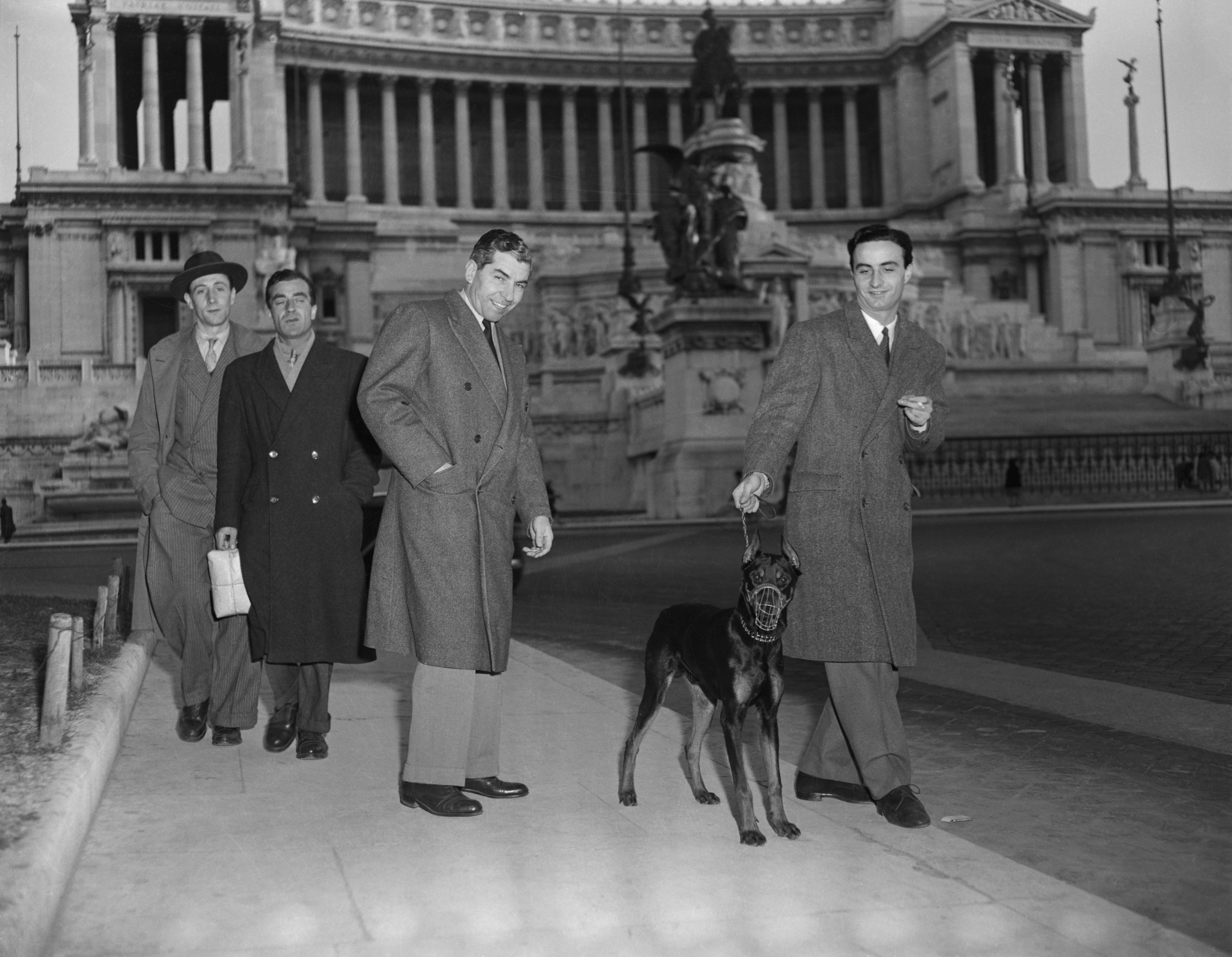 Ο Charles «Lucky» Luciano σε χαλαρή βόλτα