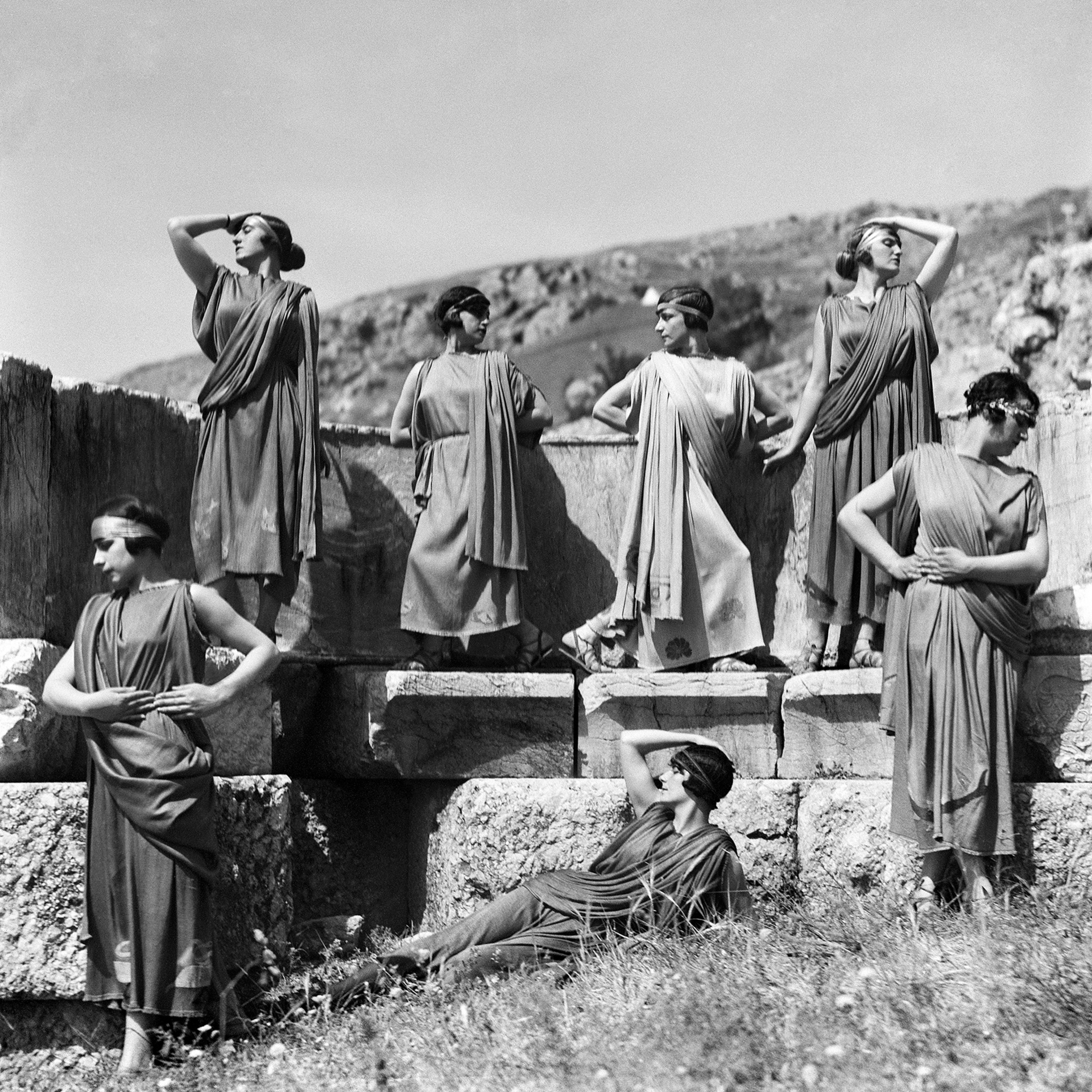 Nelly’s: Μέλη του χορού των Ωκεανίδων ποζάρουν στο αρχαίο θέατρο των Δελφών, 1927