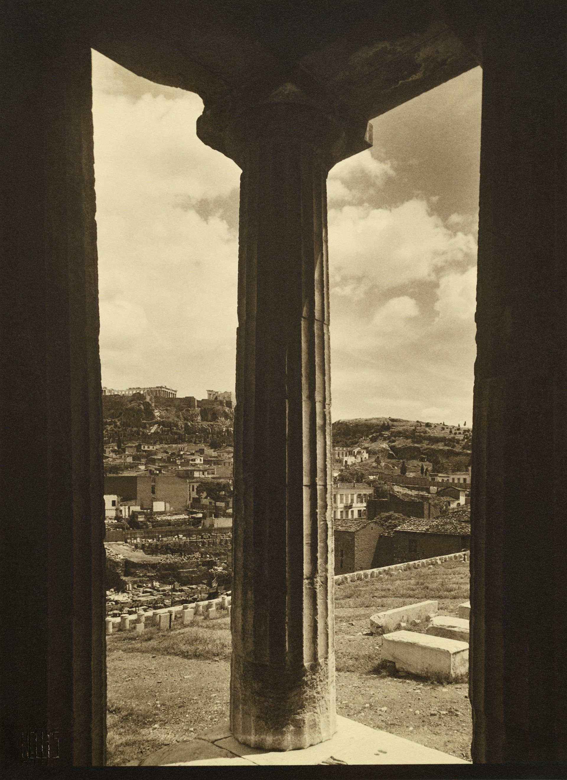 Nelly’s: Τμήμα του περιστυλίου του ναού του Ηφαίστου, 1925-39
