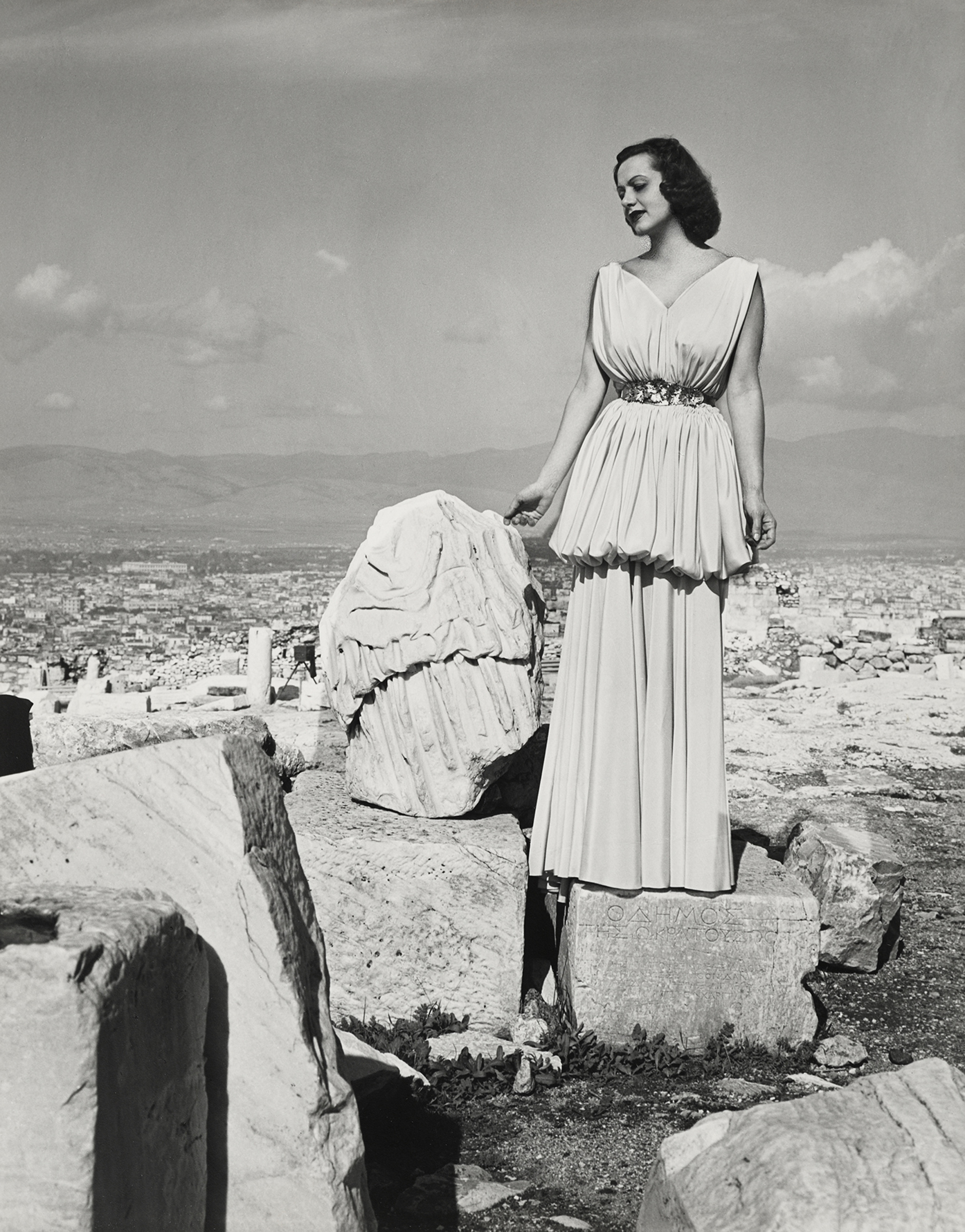 Nelly’s: Βραδυνό ένδυμα «Apteros Nike» του οίκου Τσούχλου, 1938