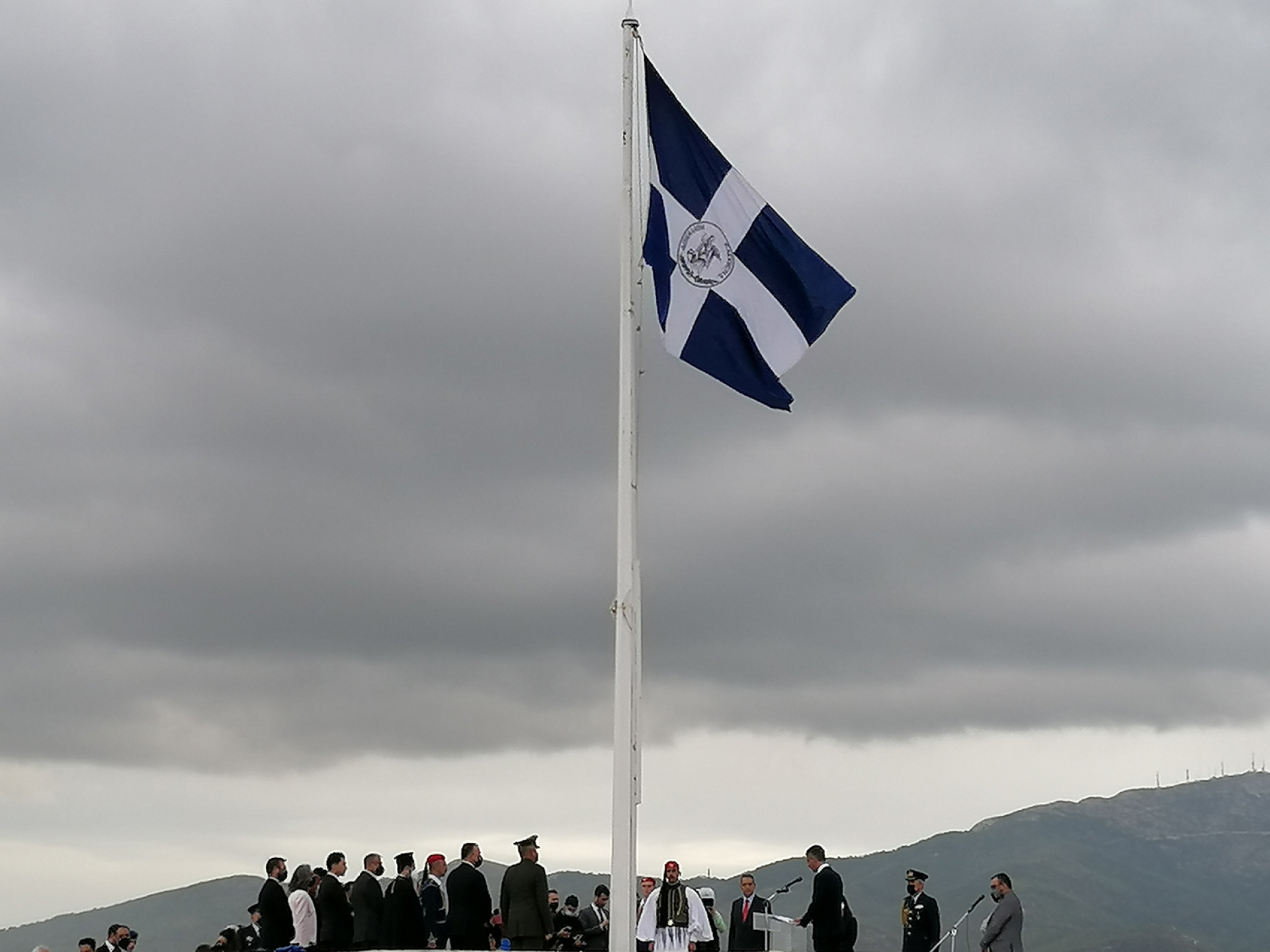 Η Σημαία του Συλλόγου των Αθηναίων κυματίζει για μία μόνο μέρα, στις 12 Οκτωβρίου κάθε χρόνου, στον βράχο της Ακρόπολης