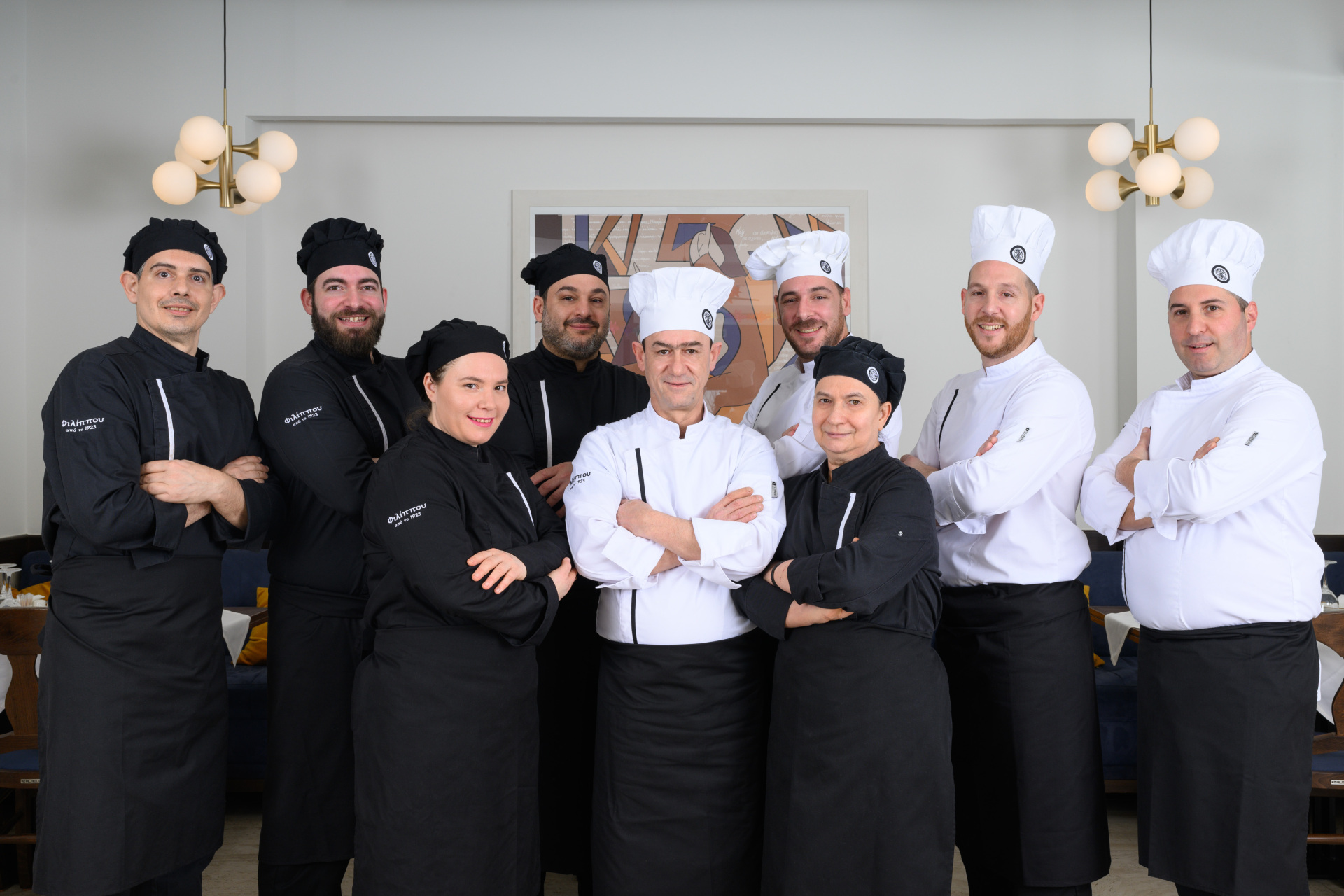 Οι μάγειρες του εστιατορίου: Παναγιώτης Μητρόπουλος, Αλέξης Χονδρογιάννης, Νίκος Τουλιδάκης, Άγγελος Παπάζογλου, Αλέκος Παπάζογλου, Ντίνος Χειλάκος, Αγγελική Φώτου, Μηνάς Ψαρόπουλος, Μπίλια Κασίμη