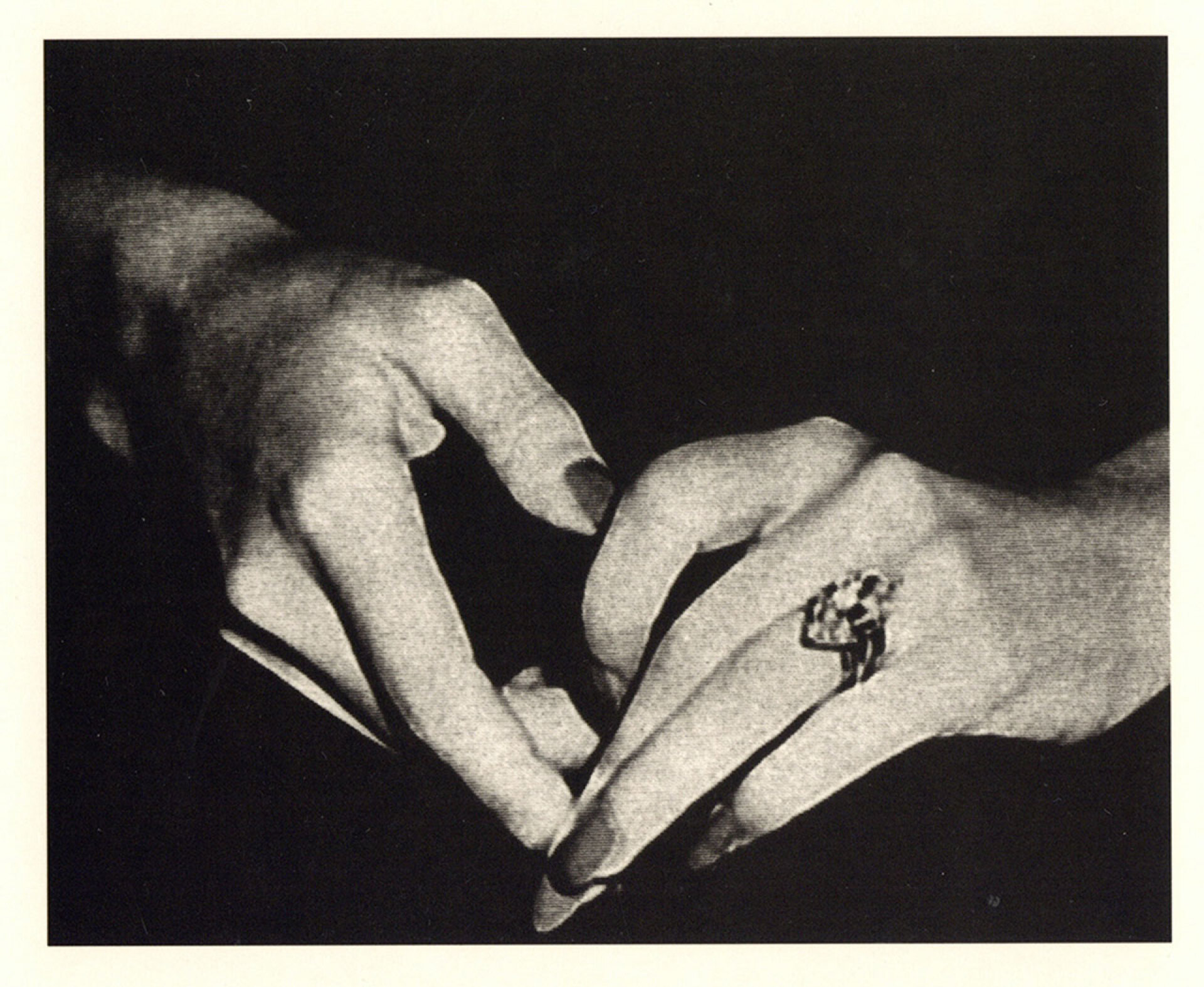 Τα χέρια της Μαρίας Κάλλας. Φωτογραφία από τη συλλογή Πυρομάλλη, Αρχείο ΕΛΣ