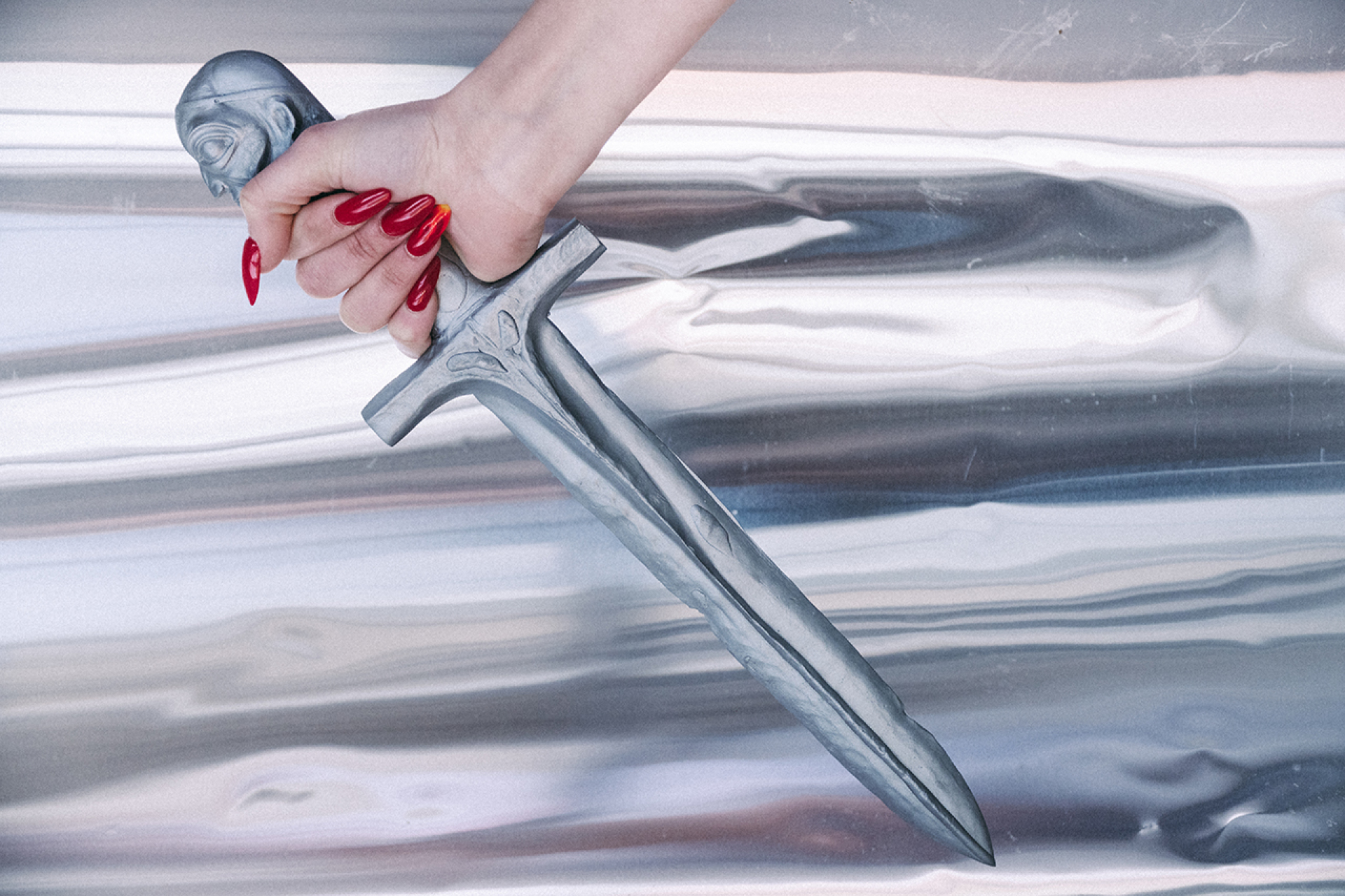 Αυτοσχεδιαστικές λεπτομέρειες από το έργο Από την Κάλλας στη Μήδεια, εγκατάσταση σε τρεις πράξεις, Πάνος Προφήτης, 2023. Φωτογραφία: Γιώργος Αθανασίου, Χορός: Βέρα Ζούκα