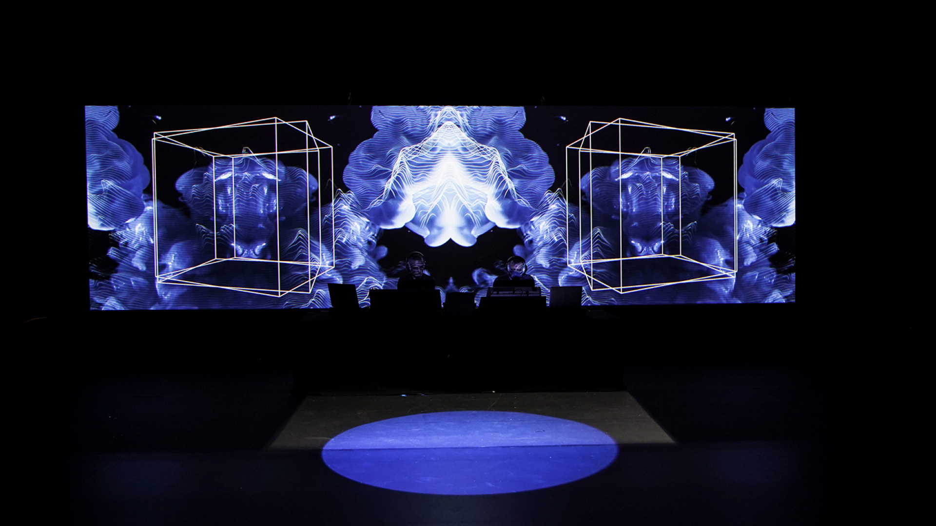 O Κωνσταντίνος Bήτα και o Νίκος Πατρελάκης μιλούν στην Athens Voice με αφορμή τον νέο κύκλο συναυλιών από το πρότζεκτ «Neapoly» στην Εναλλακτική Σκηνή της ΕΛΣ.