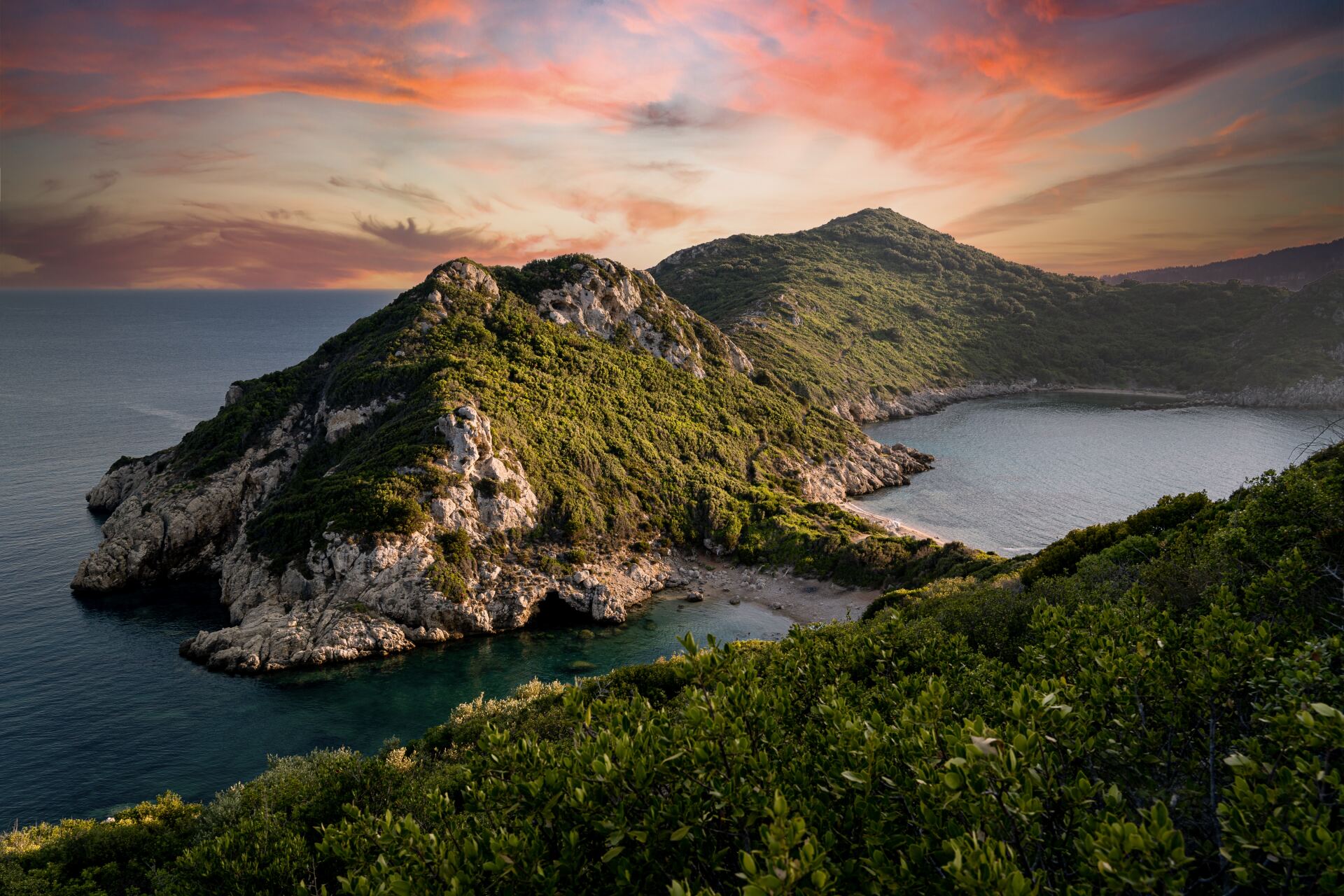 Μια συναρπαστική περιήγηση στα ελληνικά νησιά και σε 25 ξεχωριστούς τουριστικούς προορισμούς της χώρας μας, μέσα από το πρίσμα του National Geographic.