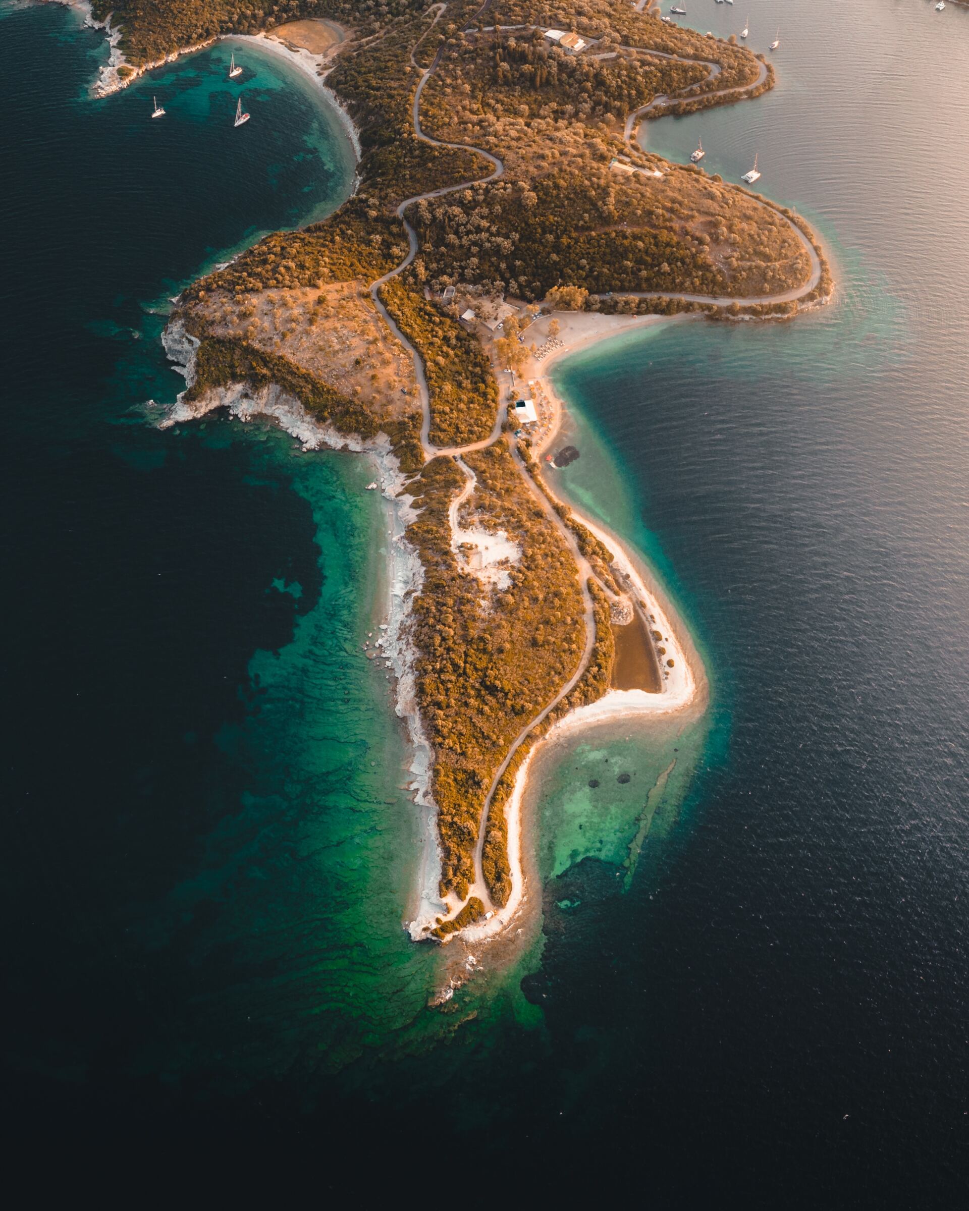 Μια συναρπαστική περιήγηση στα ελληνικά νησιά και σε 25 ξεχωριστούς τουριστικούς προορισμούς της χώρας μας, μέσα από το πρίσμα του National Geographic.