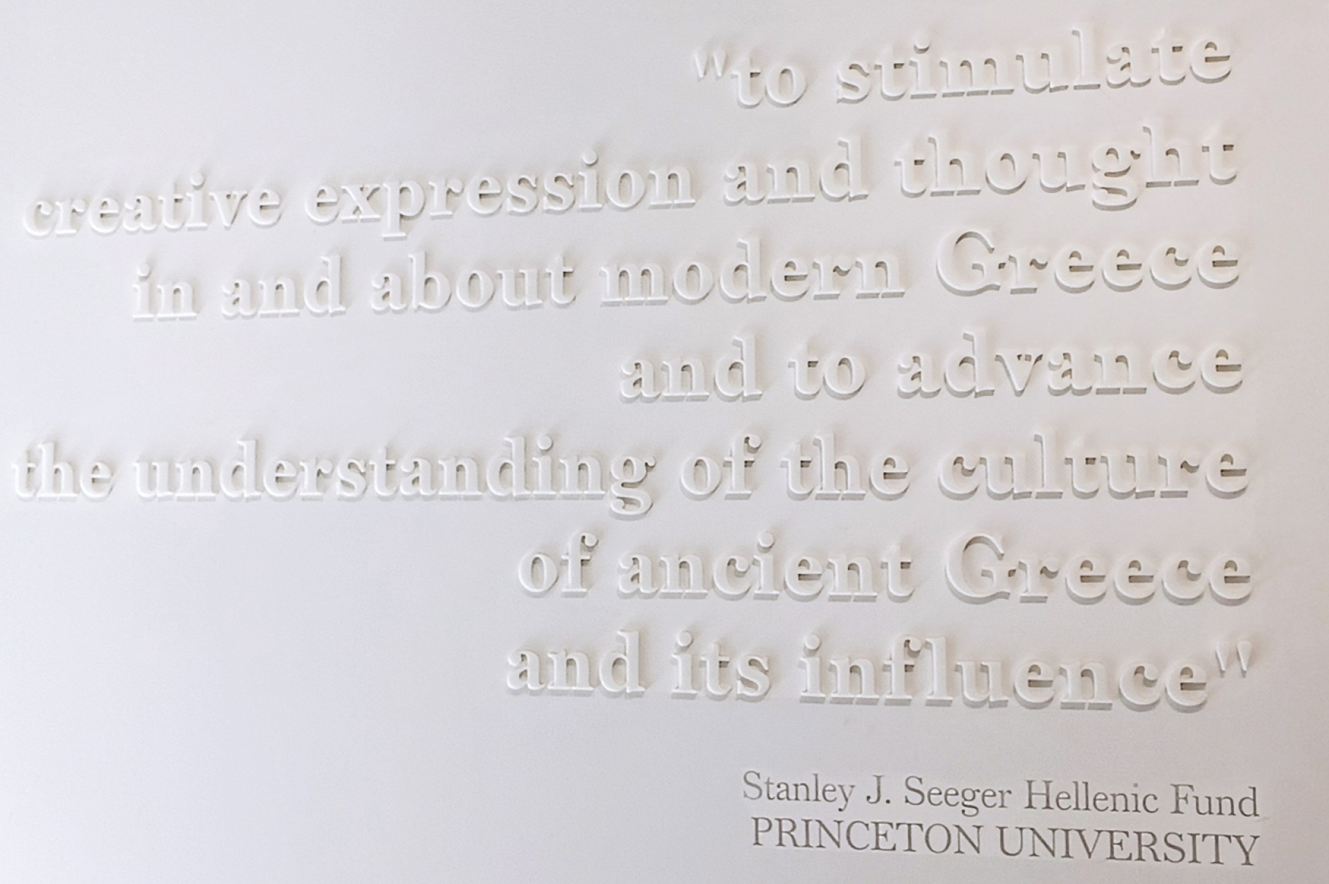 Αθηναϊκό Κέντρο Έρευνας & Ελληνικών Σπουδών του Πανεπιστημίου Πρίνστον  - Επιγραφή στον τοίχου του χώρου υποδοχής