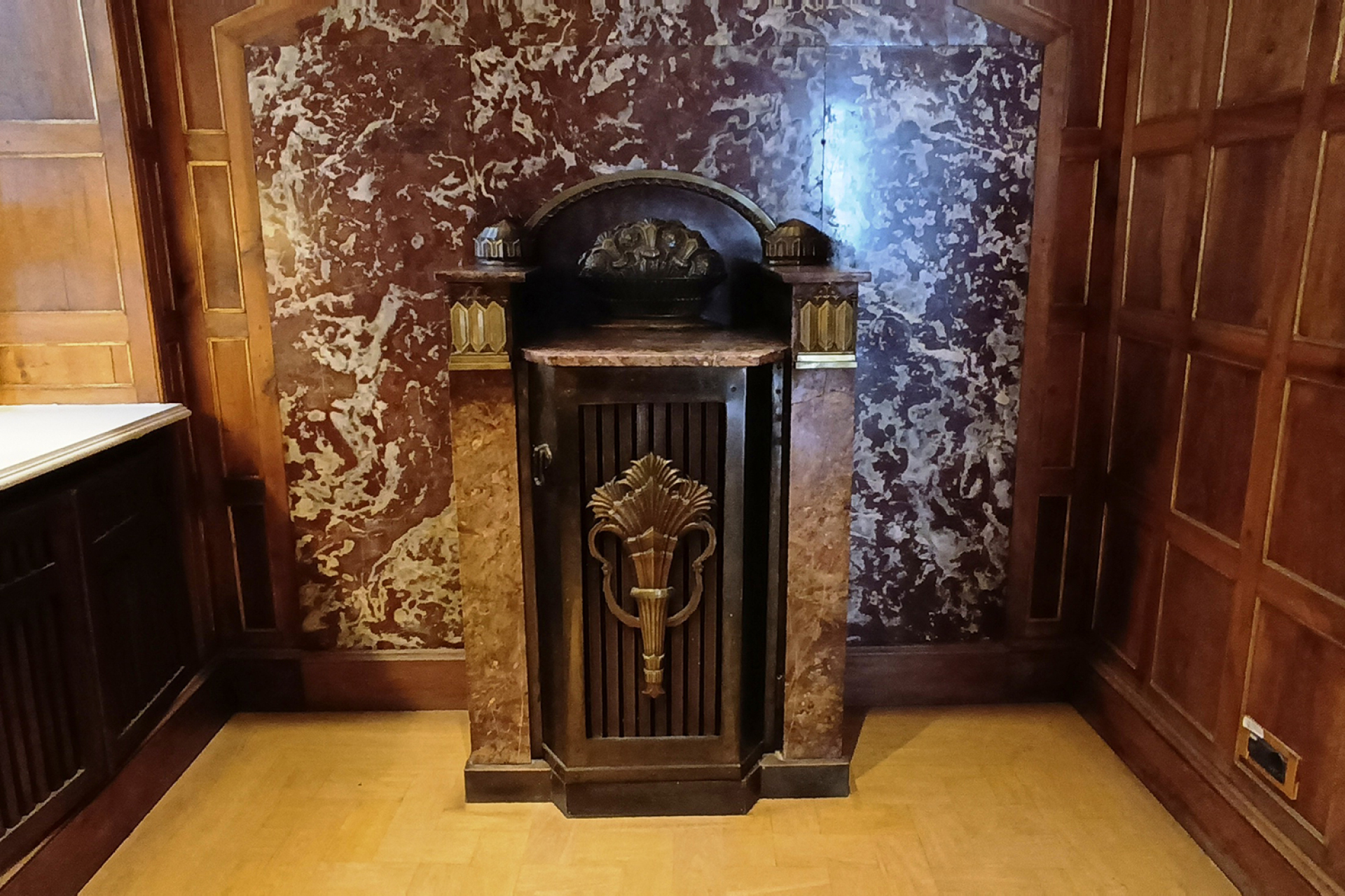 Οικία Ροδοκανάκη - Εντοιχισμένη, μεταλλική ξυλόσομπα