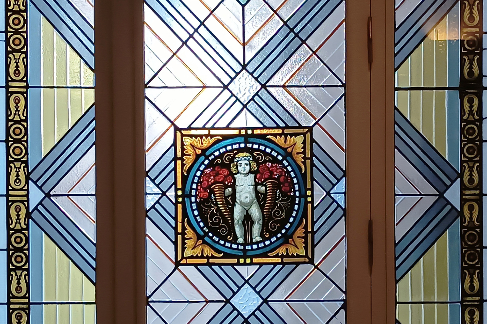 Οικία Ροδοκανάκη - Το βιτρό με κεντρικό θέμα το παιδί