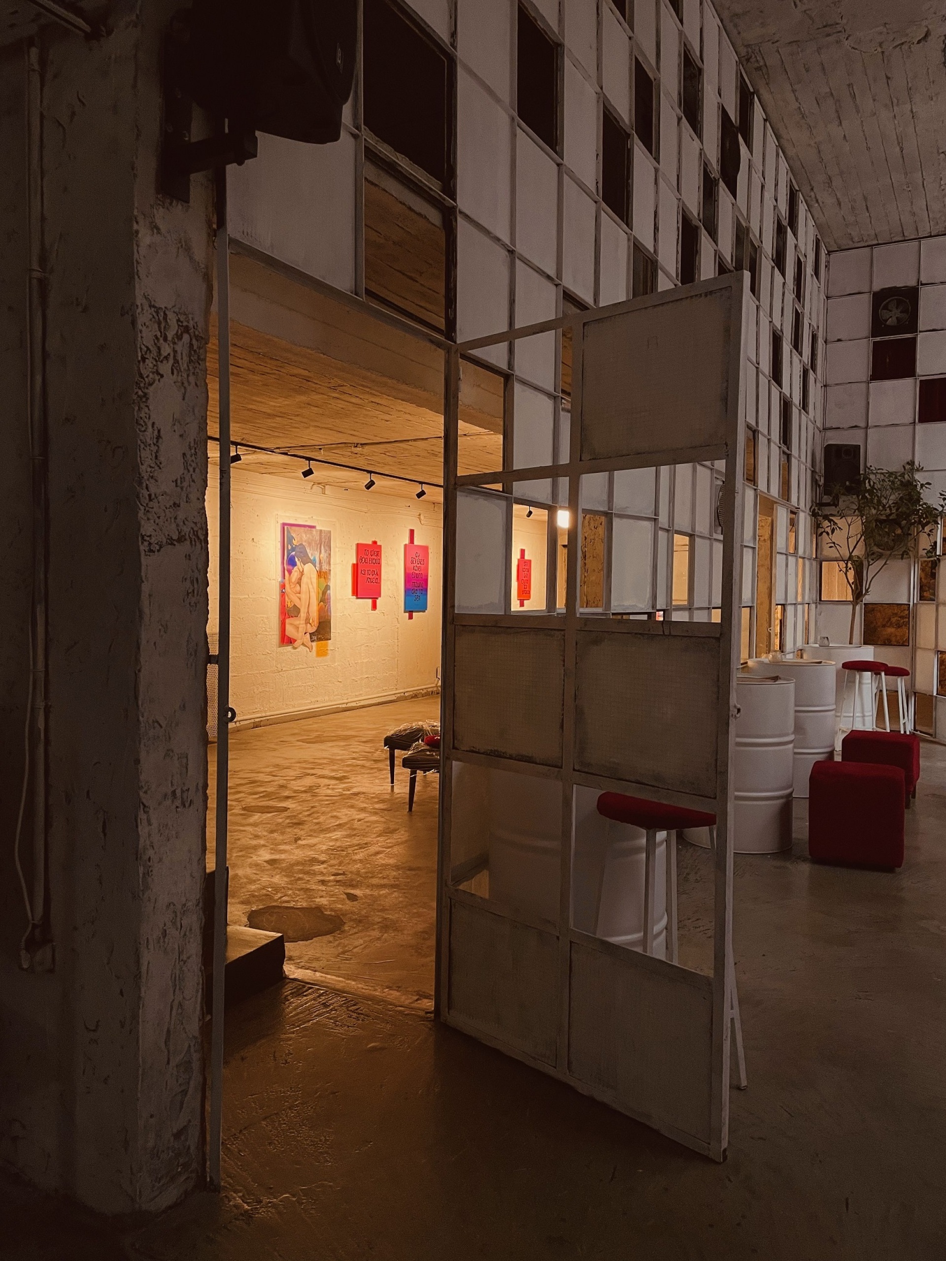 O Yiakou μιλάει για την έκθεση τέχνης «Το Εγκεφαλικό Σεξ δεν είναι Σεξ» που παρουσιάζεται στην γκαλερί Piree. 