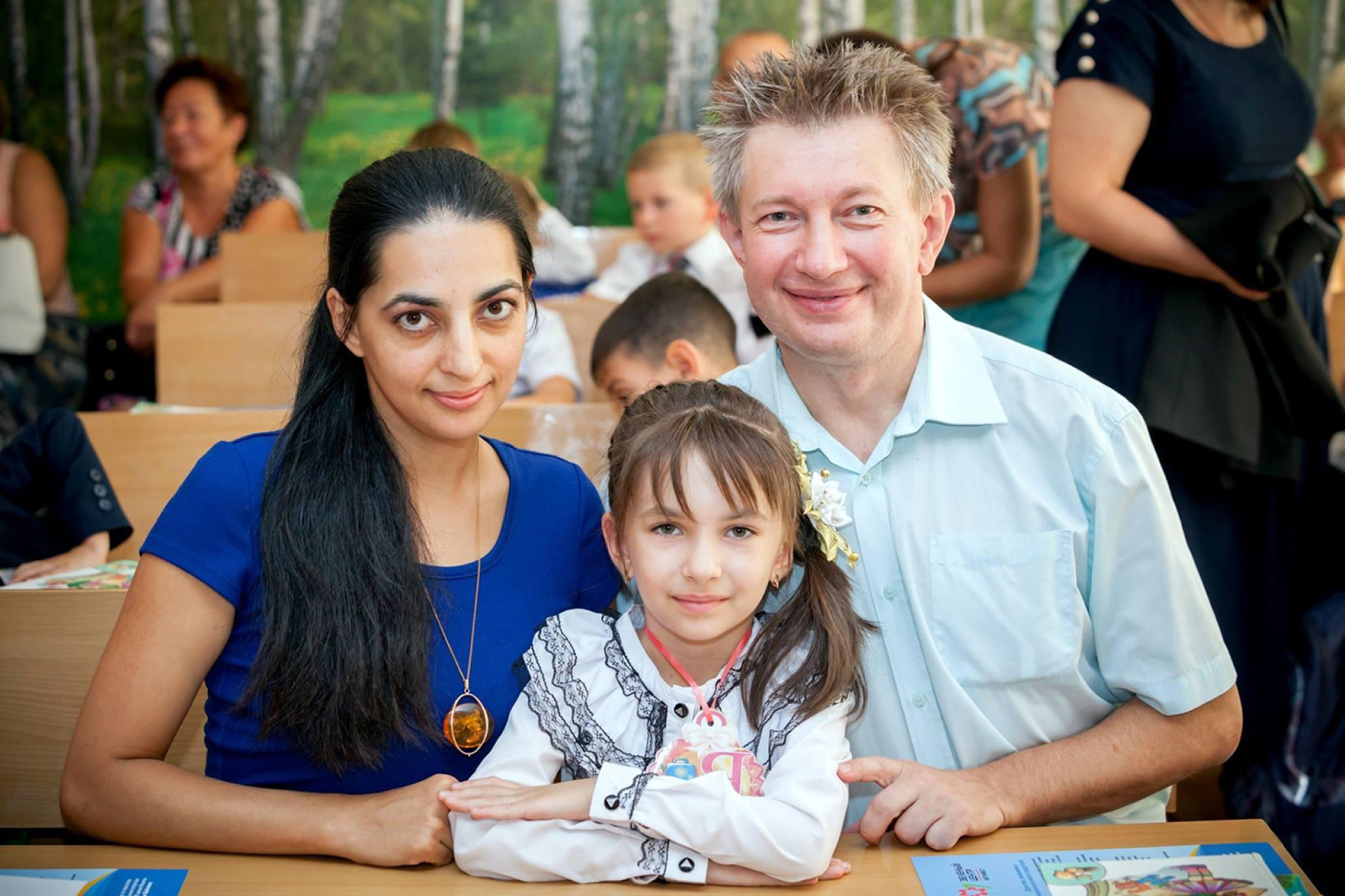 Ο Αλέξης με την κόρη του Θαΐδα και τη σύζυγό του Ελένη σε μια ευτυχισμένη στιγμή στη Μαριούπολη, πριν από τον πόλεμο.