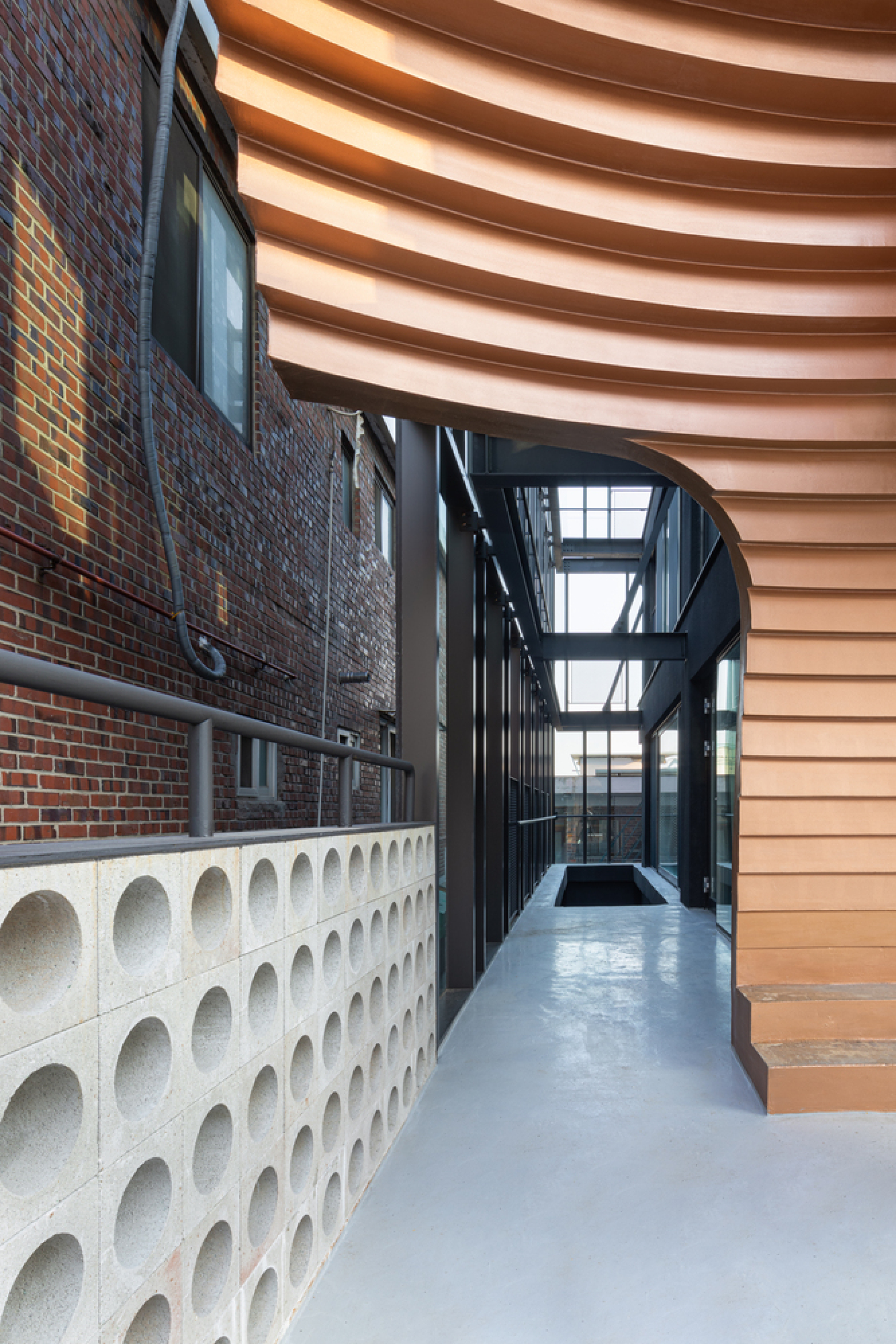 Το νέο εντυπωσιακό έργο του αρχιτέκτονα Moon Hoon στη Σεούλ: Με το όνομα Diagon, ένα κτίριο της δεκαετίας του 1980 μετατρέπεται σε συγκρότημα πολλαπλών χρήσεων.