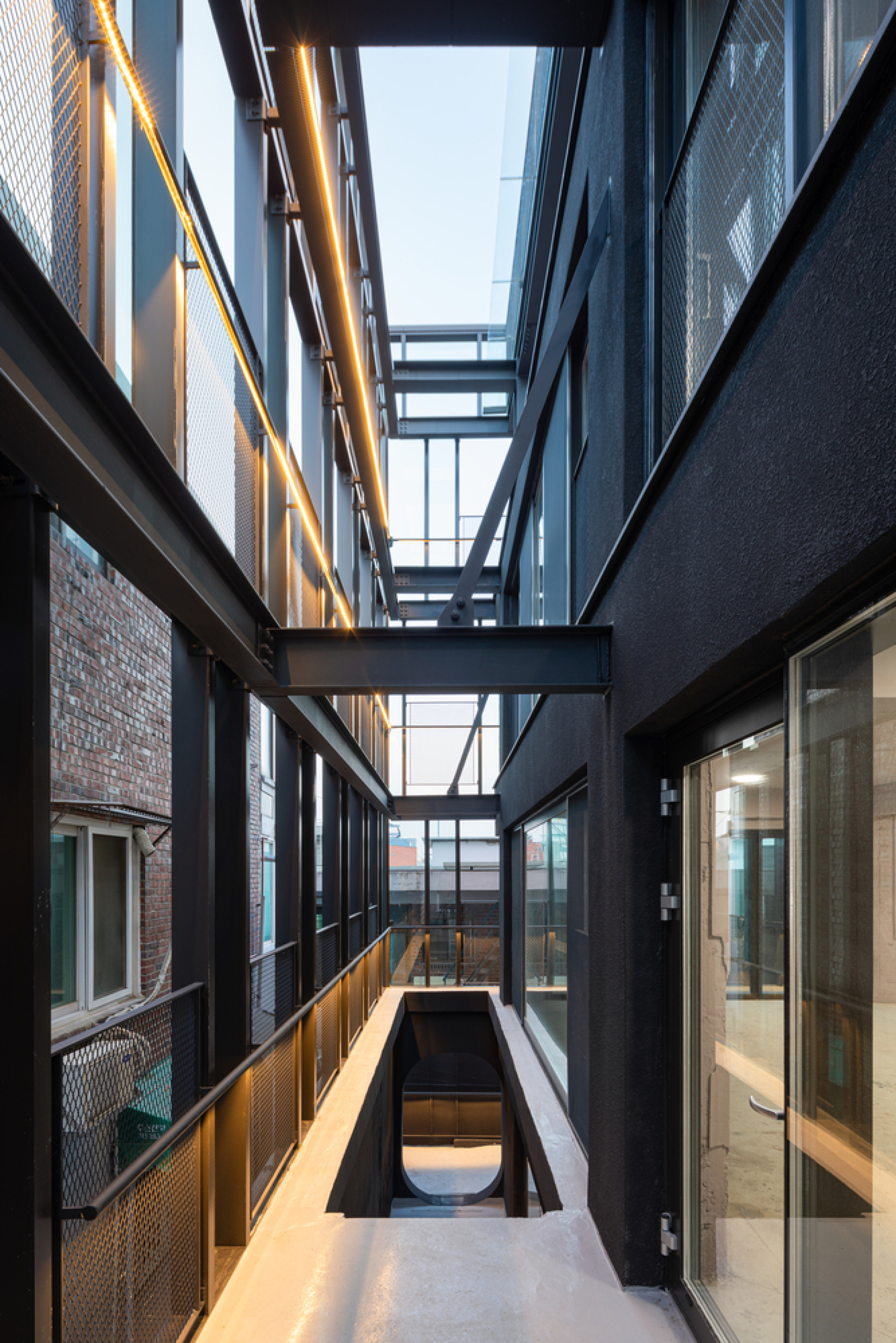 Το νέο εντυπωσιακό έργο του αρχιτέκτονα Moon Hoon στη Σεούλ: Με το όνομα Diagon, ένα κτίριο της δεκαετίας του 1980 μετατρέπεται σε συγκρότημα πολλαπλών χρήσεων.