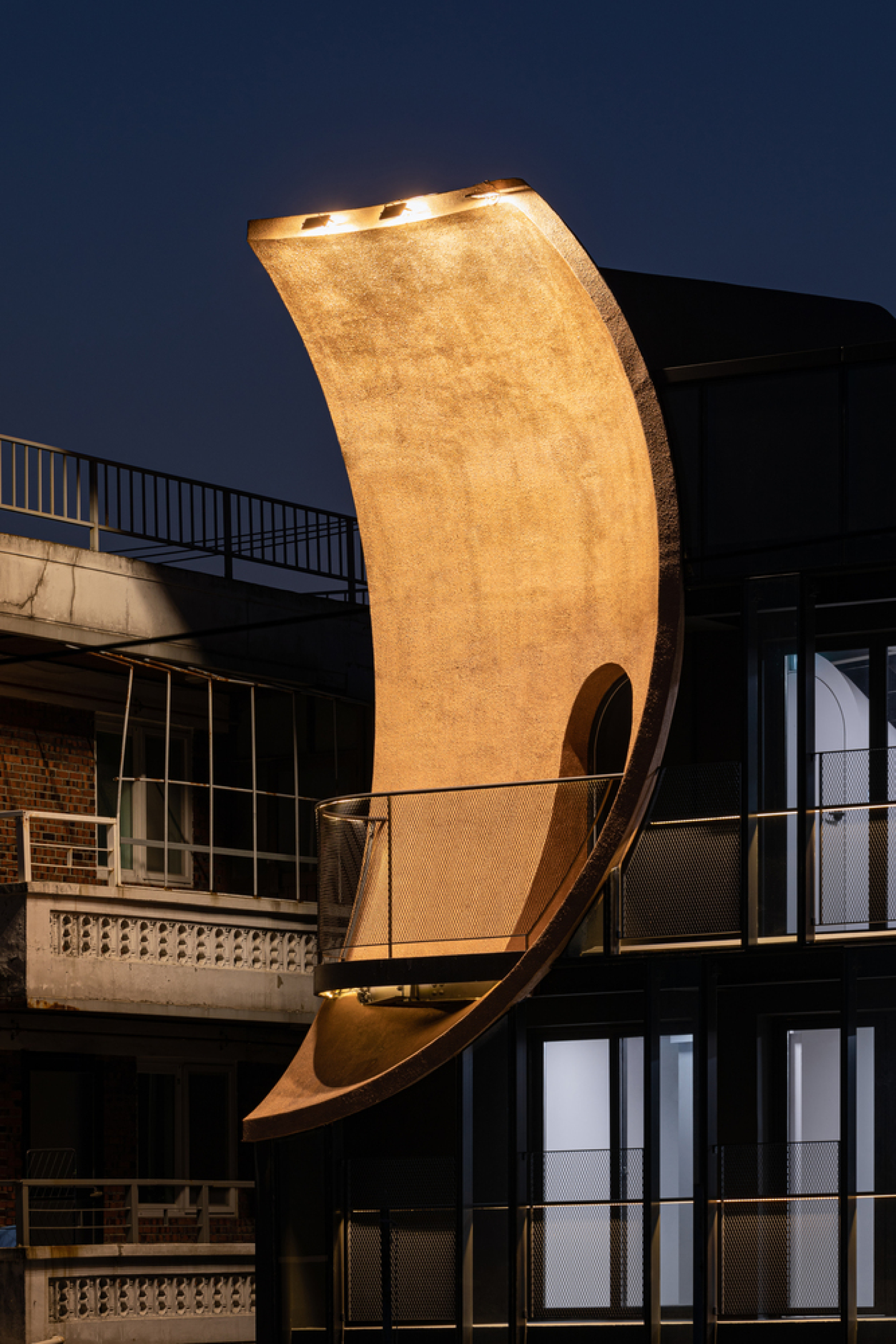 Το νέο εντυπωσιακό έργο του αρχιτέκτονα Moon Hoon στη Σεούλ: Με το όνομα Diagon, ένα κτίριο της δεκαετίας του 1980 μετατρέπεται σε συγκρότημα πολλαπλών χρήσεων.