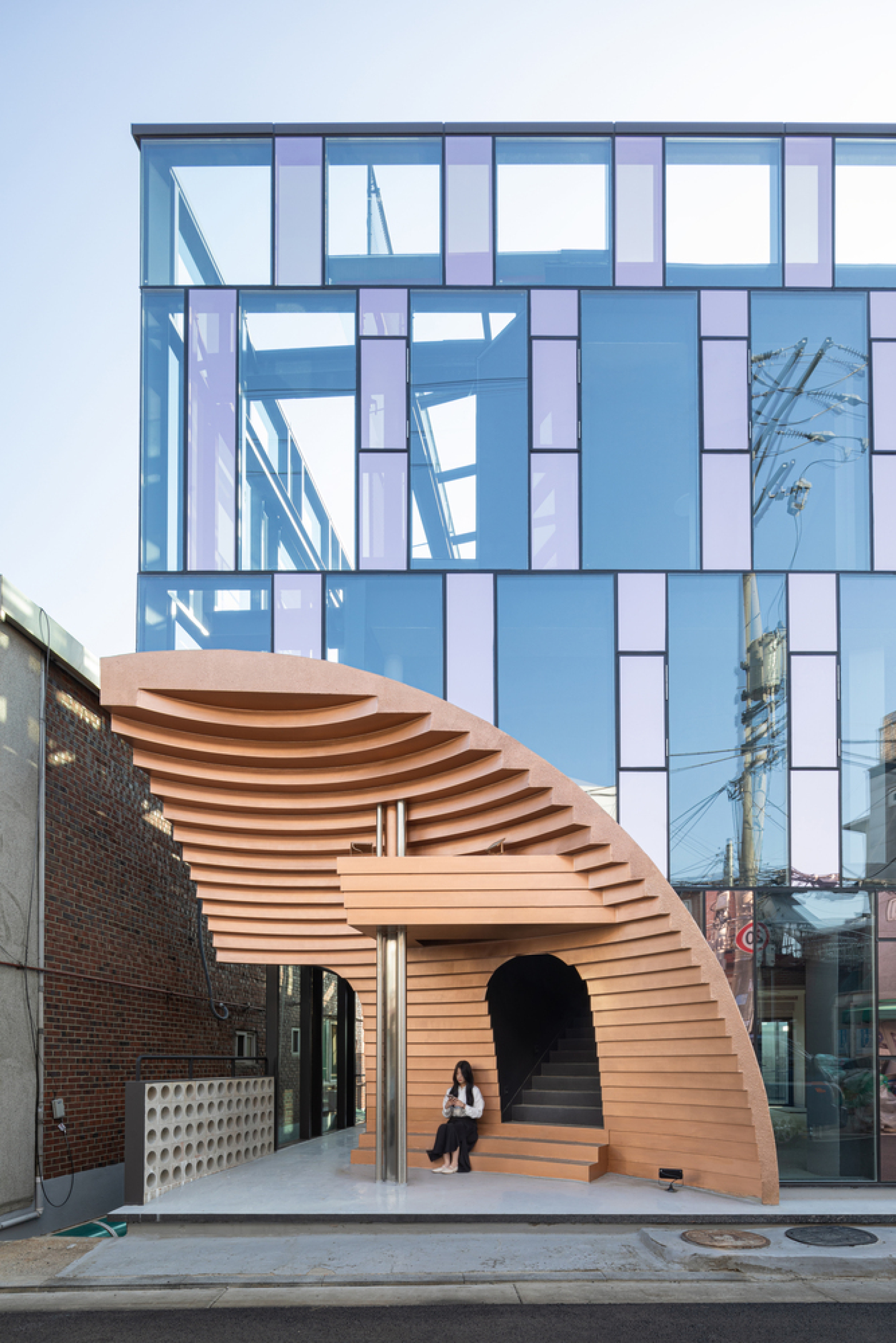 Το νέο εντυπωσιακό έργο του αρχιτέκτονα Moon Hoon στη Σεούλ: Με το όνομα Diagon, ένα κτίριο της δεκαετίας του 1980 μετατρέπεται σε συγκρότημα πολλαπλών χρήσεων.