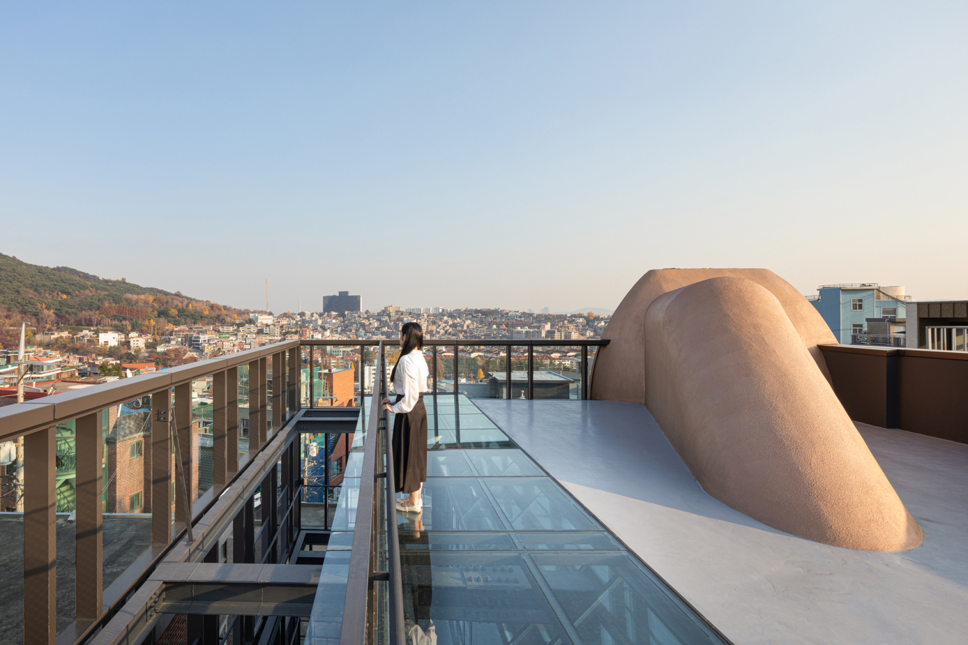 Το νέο εντυπωσιακό έργο του αρχιτέκτονα Moon Hoon στη Σεούλ: Με το όνομα Diagon, ένα κτίριο της δεκαετίας του 1980 μετατρέπεται σε συγκρότημα πολλαπλών χρήσεων.