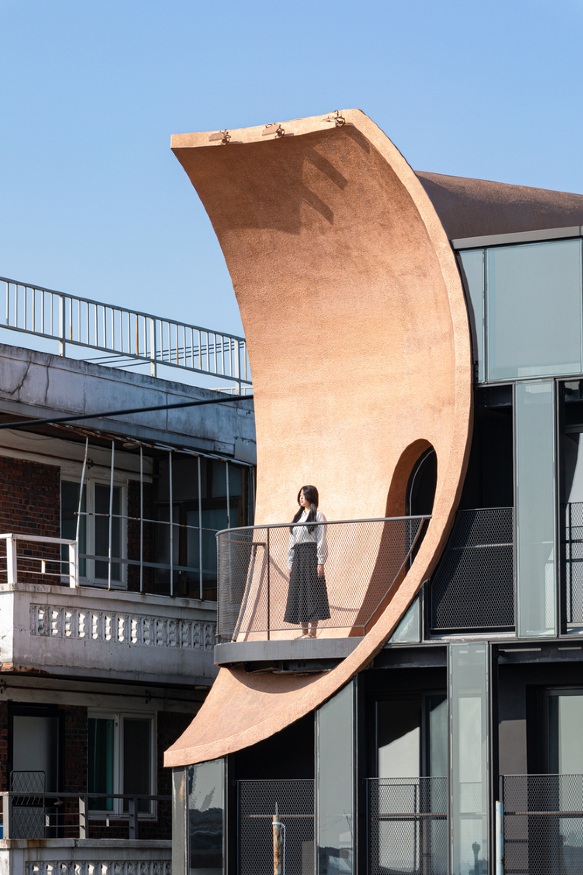 Το νέο εντυπωσιακό έργο του αρχιτέκτονα Moon Hoon στη Σεούλ: Με το όνομα Diagon, ένα κτίριο της δεκαετίας του 1980 μετατρέπεται σε συγκρότημα πολλαπλών χρήσεων.