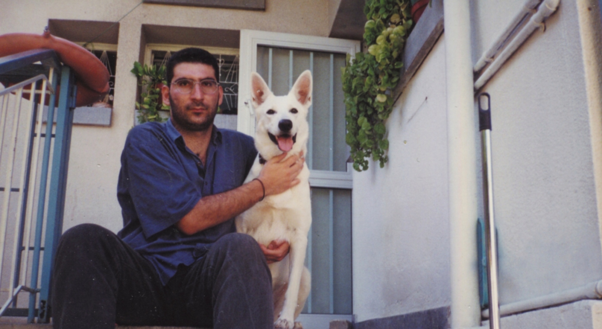 Στο πατρικό του  στη Λεμεσό με το  σκυλί του, τη Λούνα