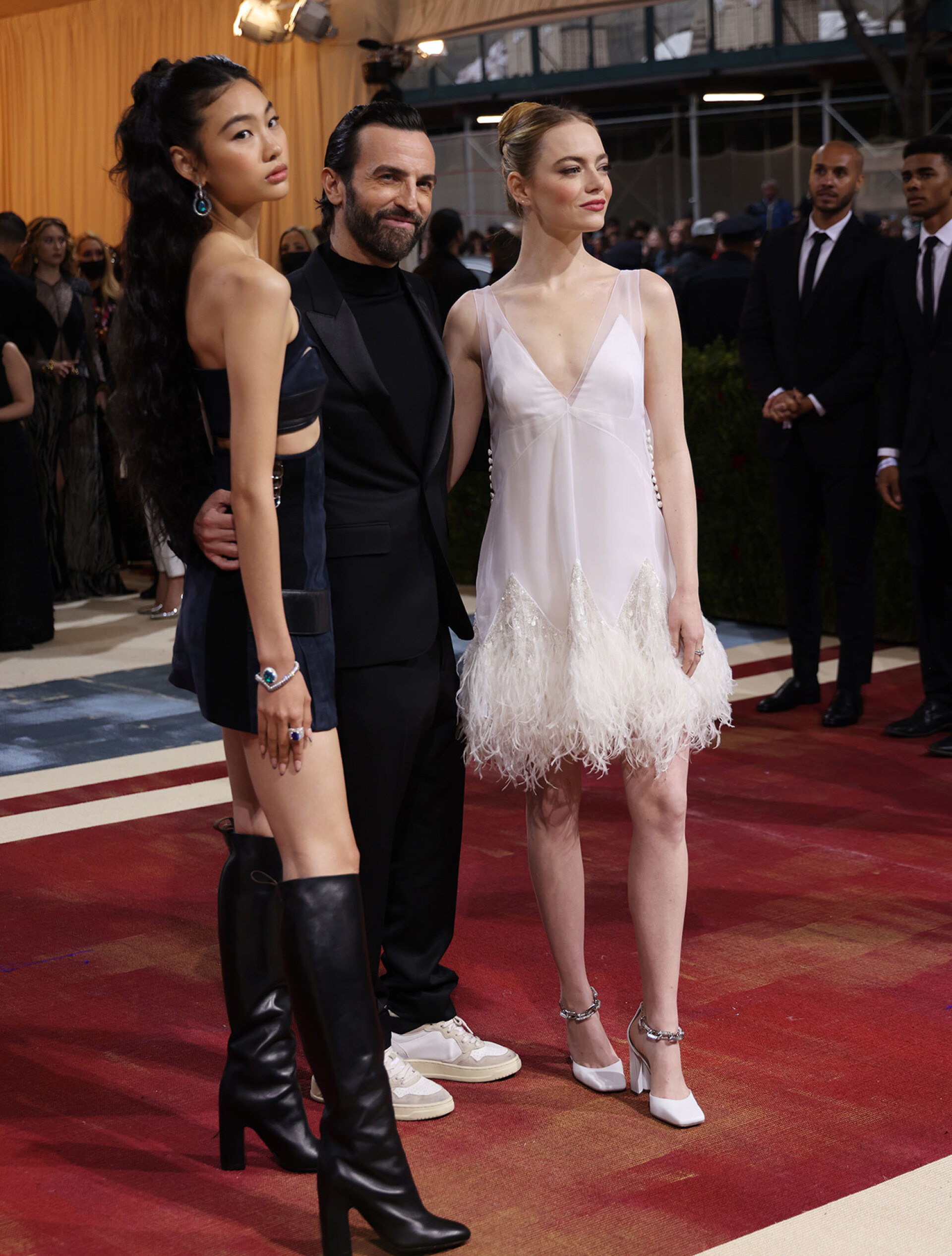Η HoYeon Jung, ο Nicolas Ghesquiere και η Emma Stone στο κόκκινο χαλί του Met Gala 2022. 