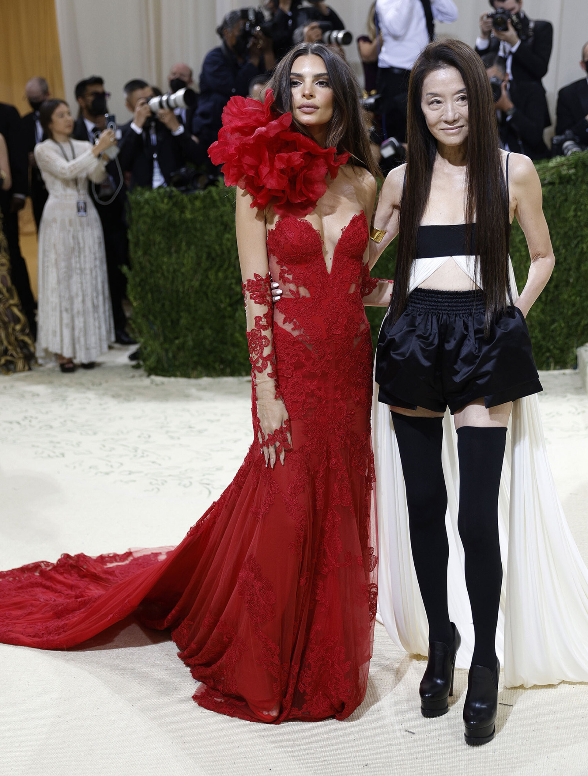 Η Emily Ratajkowki και η Vera Wang στο κόκκινο χαλί του MET Gala 2021. 
