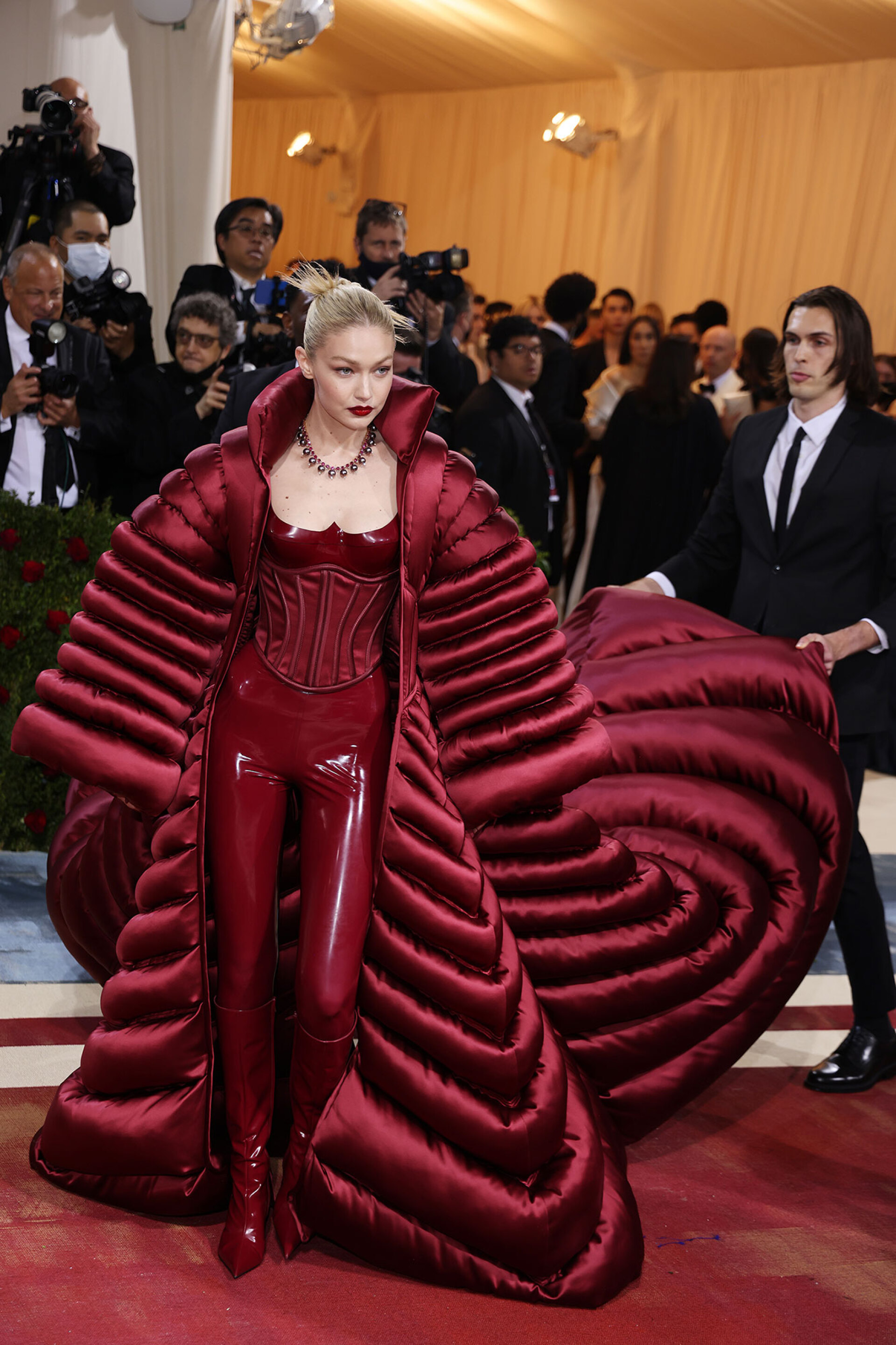 Η Gigi Hadid στο κόκκινο χαλί του Met Gala 2022.