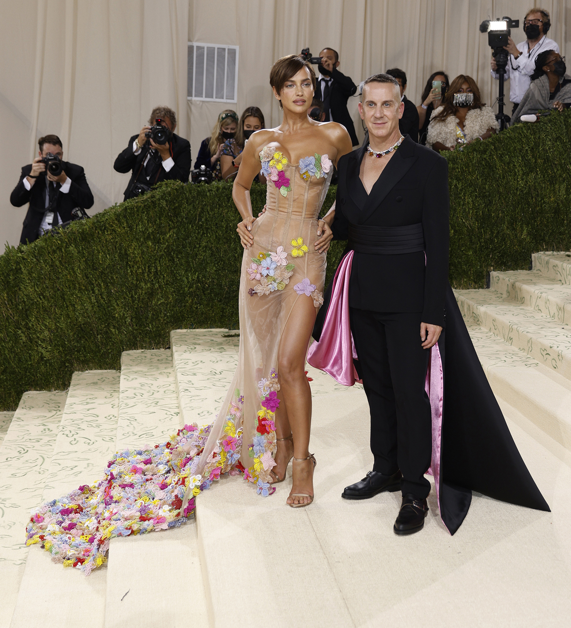 Η Irina Shayk και ο Jeremy Scott στο κόκκινο χαλί του Met Gala 2021.