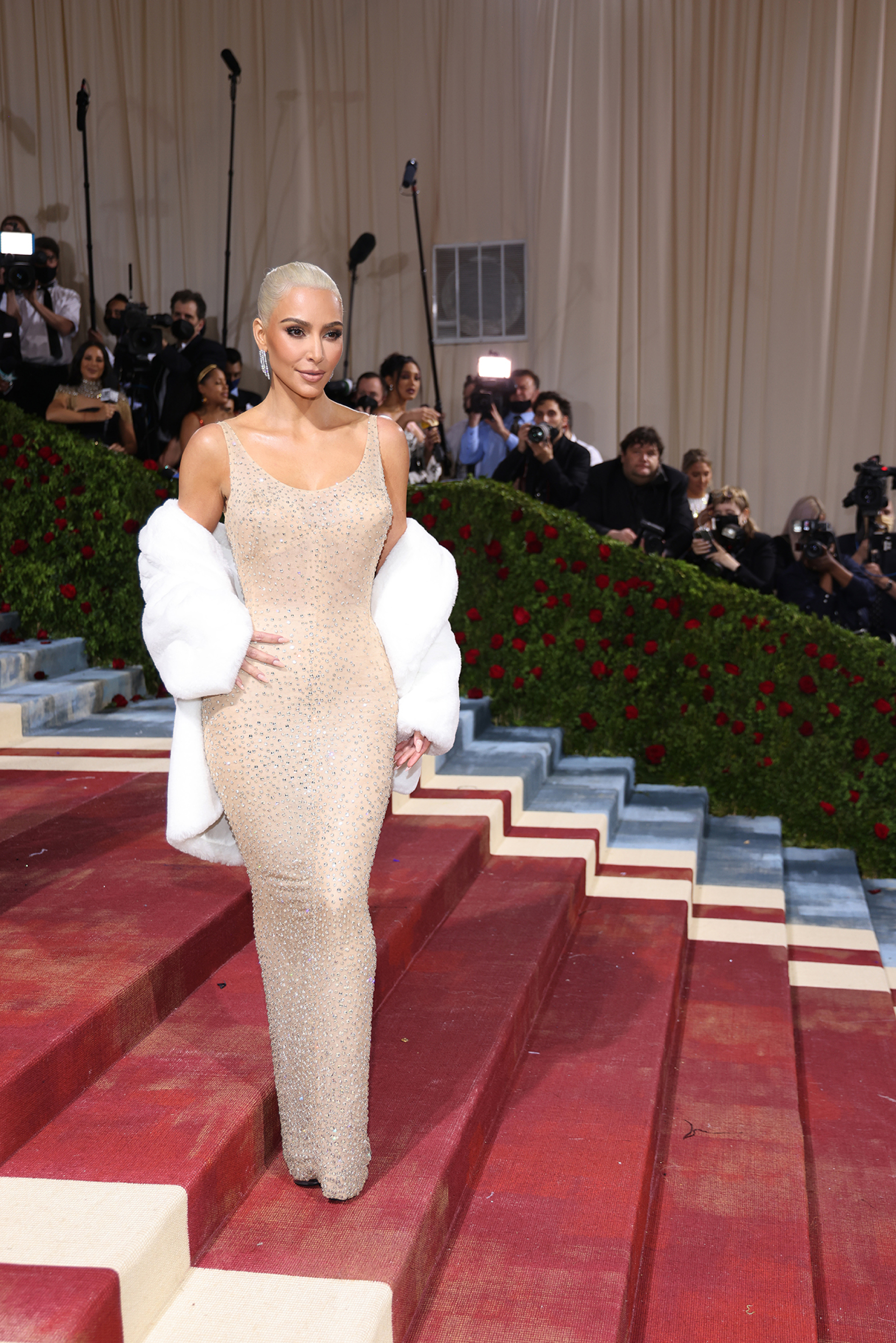 Η Kim Kardashian στο κόκκινο χαλί του MET Gala 2022. 