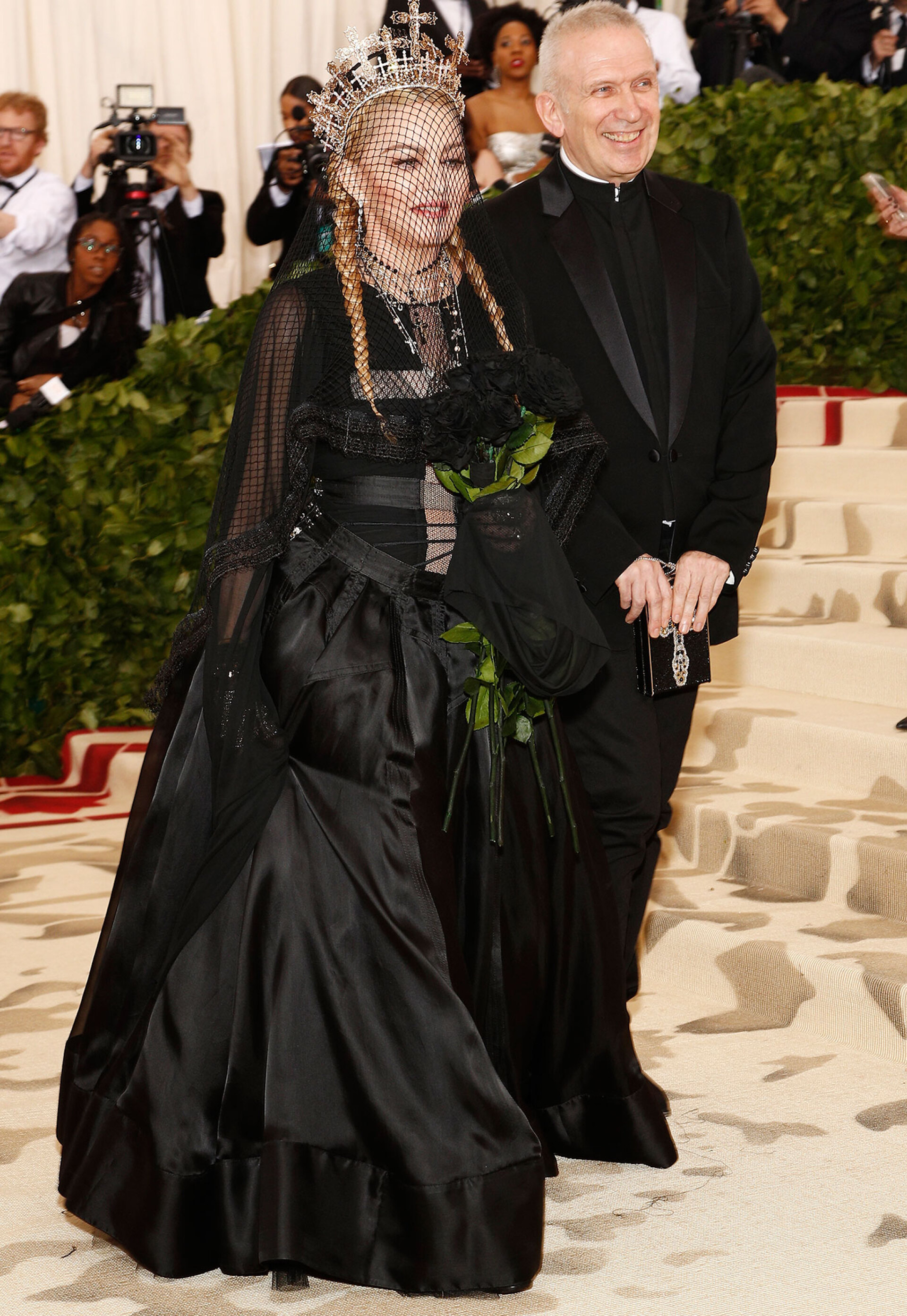 Η Madonna και ο σχεδιαστής Jean Paul Gaultier στο κόκκινο χαλί έκθεσης στο Metropolitan Museum of Art Costume Institute το 2018.  