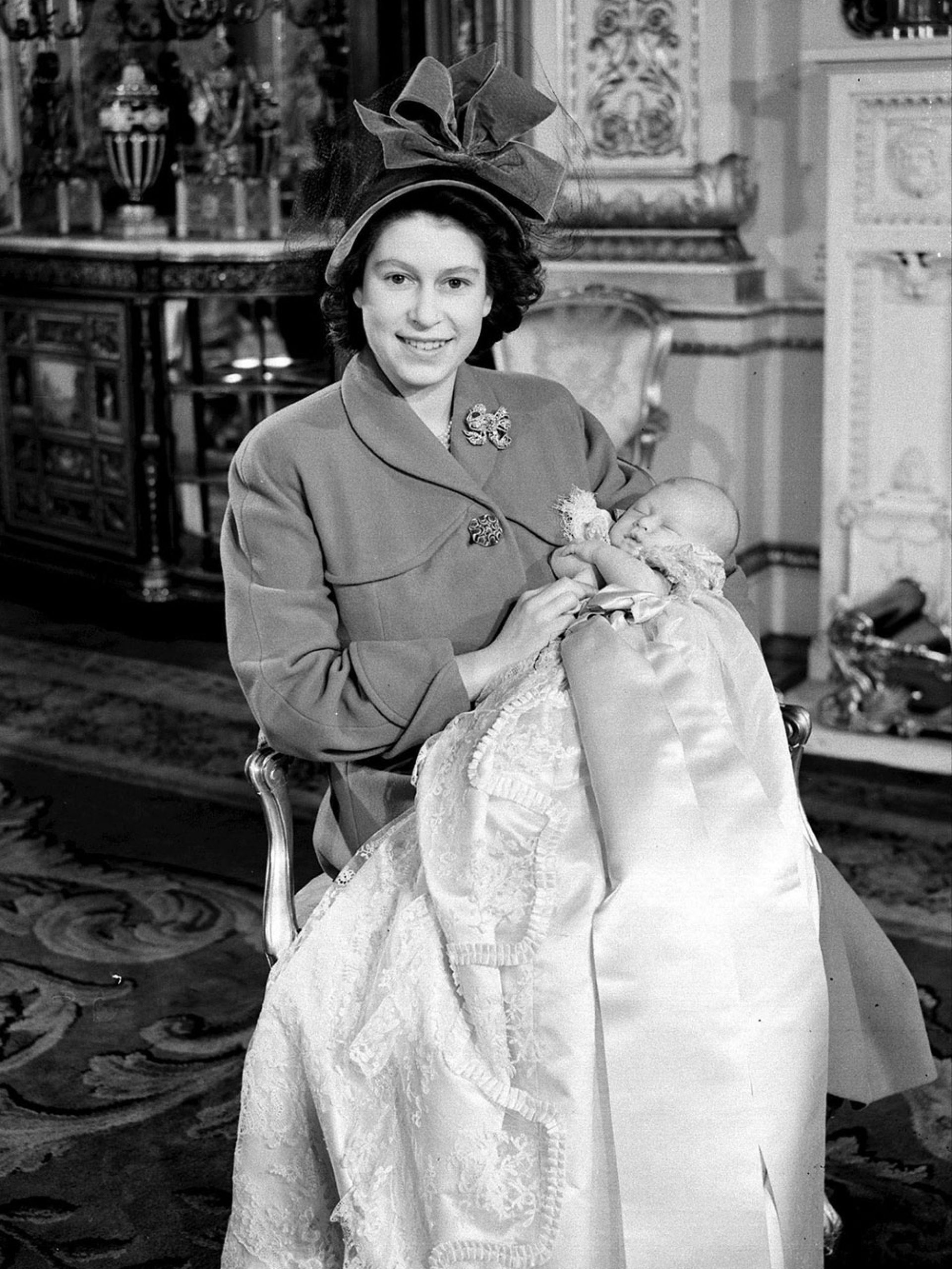Η Βασίλισσα Ελισάβετ ΙΙ κρατώντας στην αγκαλιά της το μωρό Πρίγκιπα Κάρολο