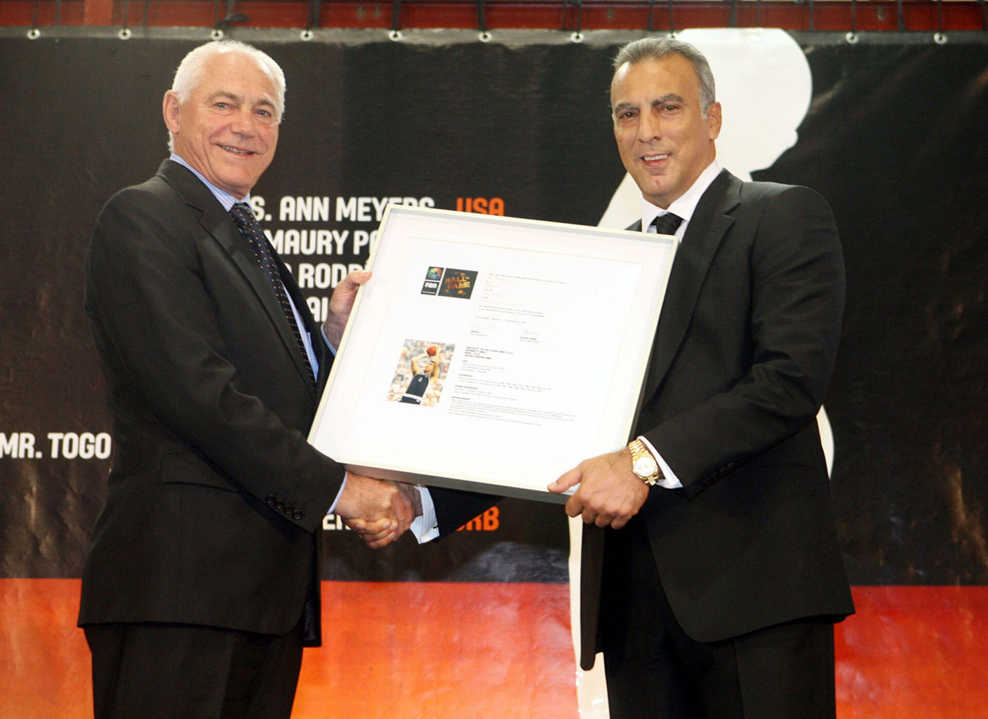 Βράβευση του Νίκου Γκάλη στο Hall of Fame της FIBA