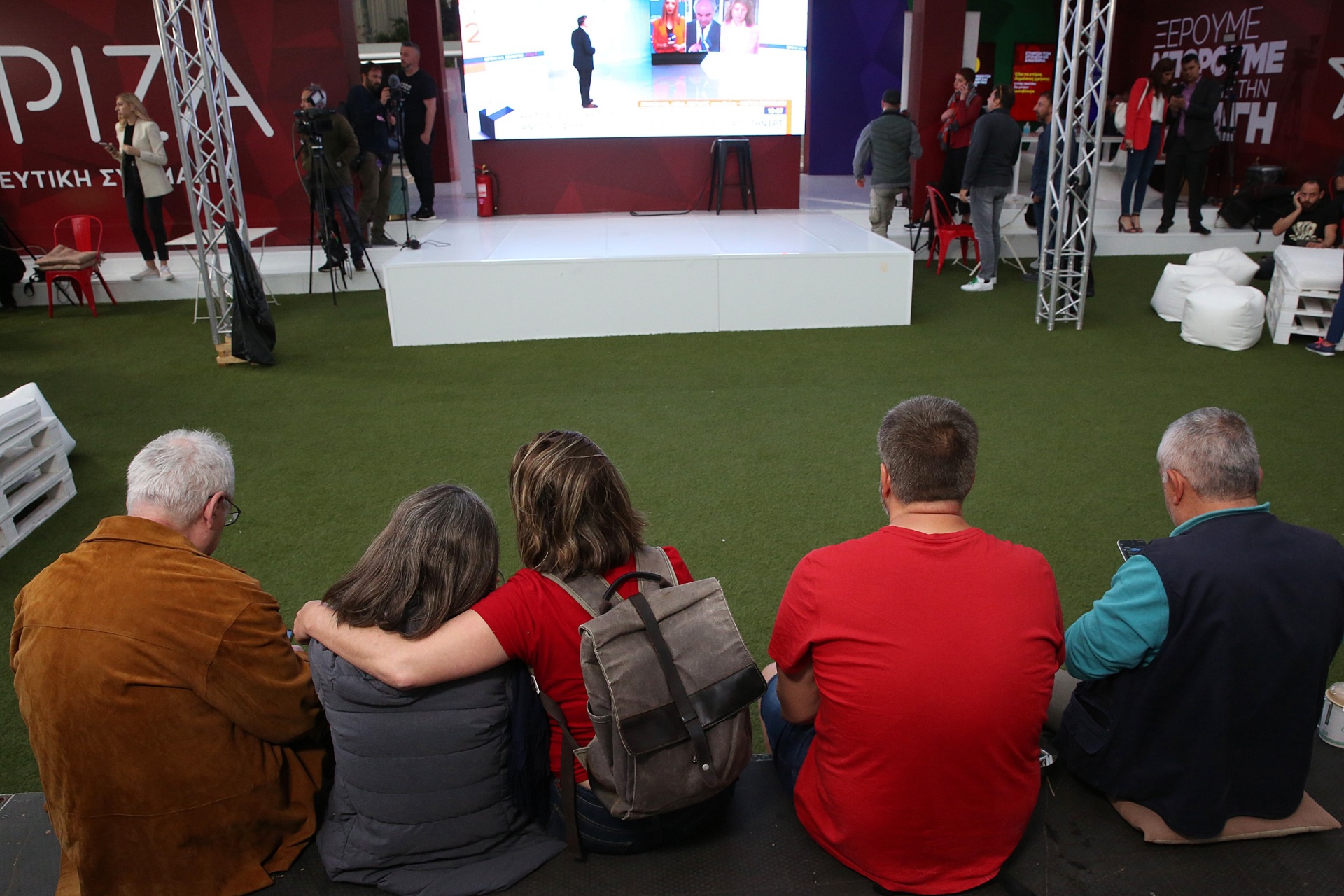 Εκλογές 2023: Φωτογραφικά στιγμιότυπα από τα εκλογικά περίπτερα της Ελλάδας - Πώς υποδέχτηκαν το αποτέλεσμα οι υποστηρικτές και τα επιτελεία των κομμάτων.