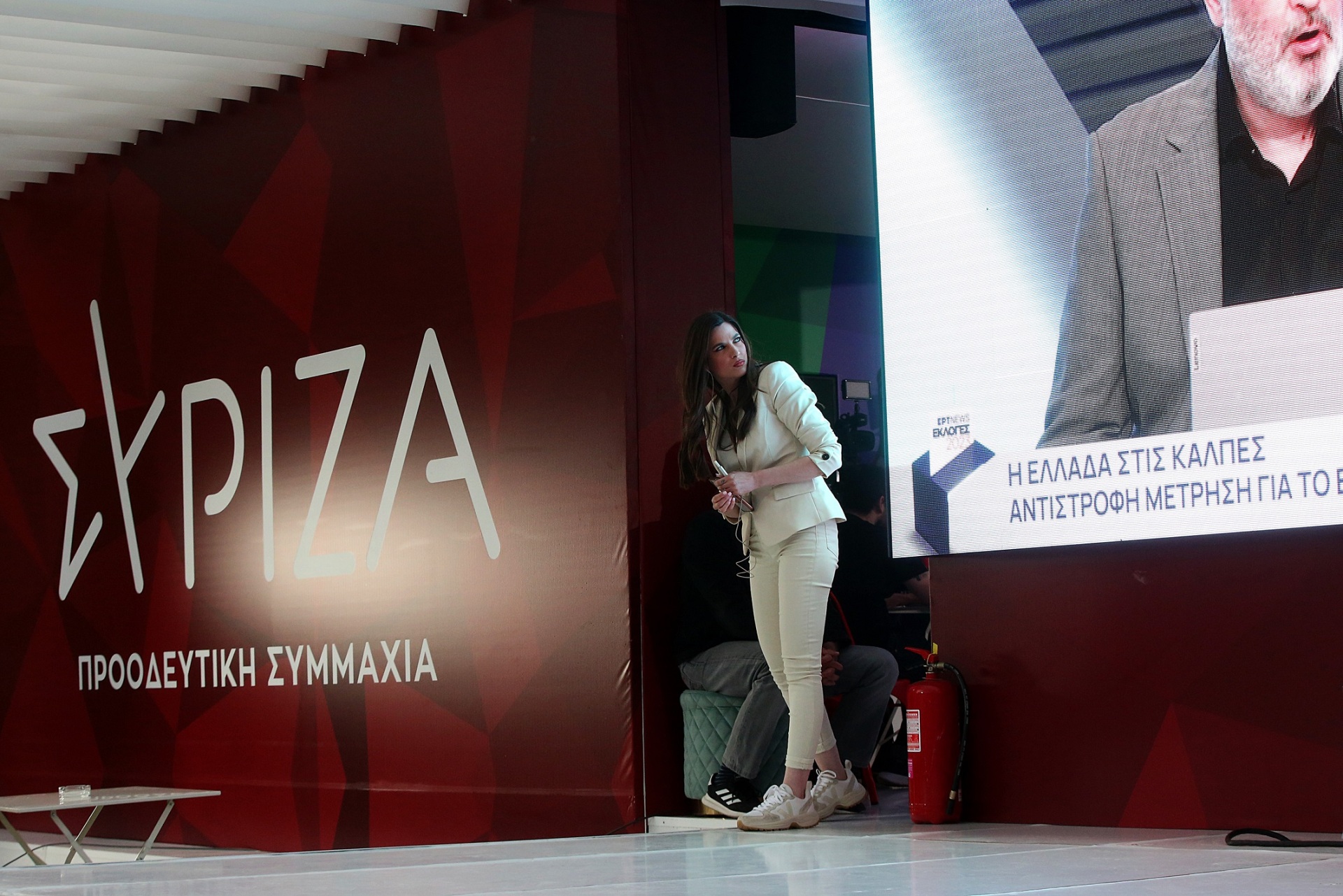 Εκλογές 2023: Φωτογραφικά στιγμιότυπα από τα εκλογικά περίπτερα της Ελλάδας - Πώς υποδέχτηκαν το αποτέλεσμα οι υποστηρικτές και τα επιτελεία των κομμάτων.