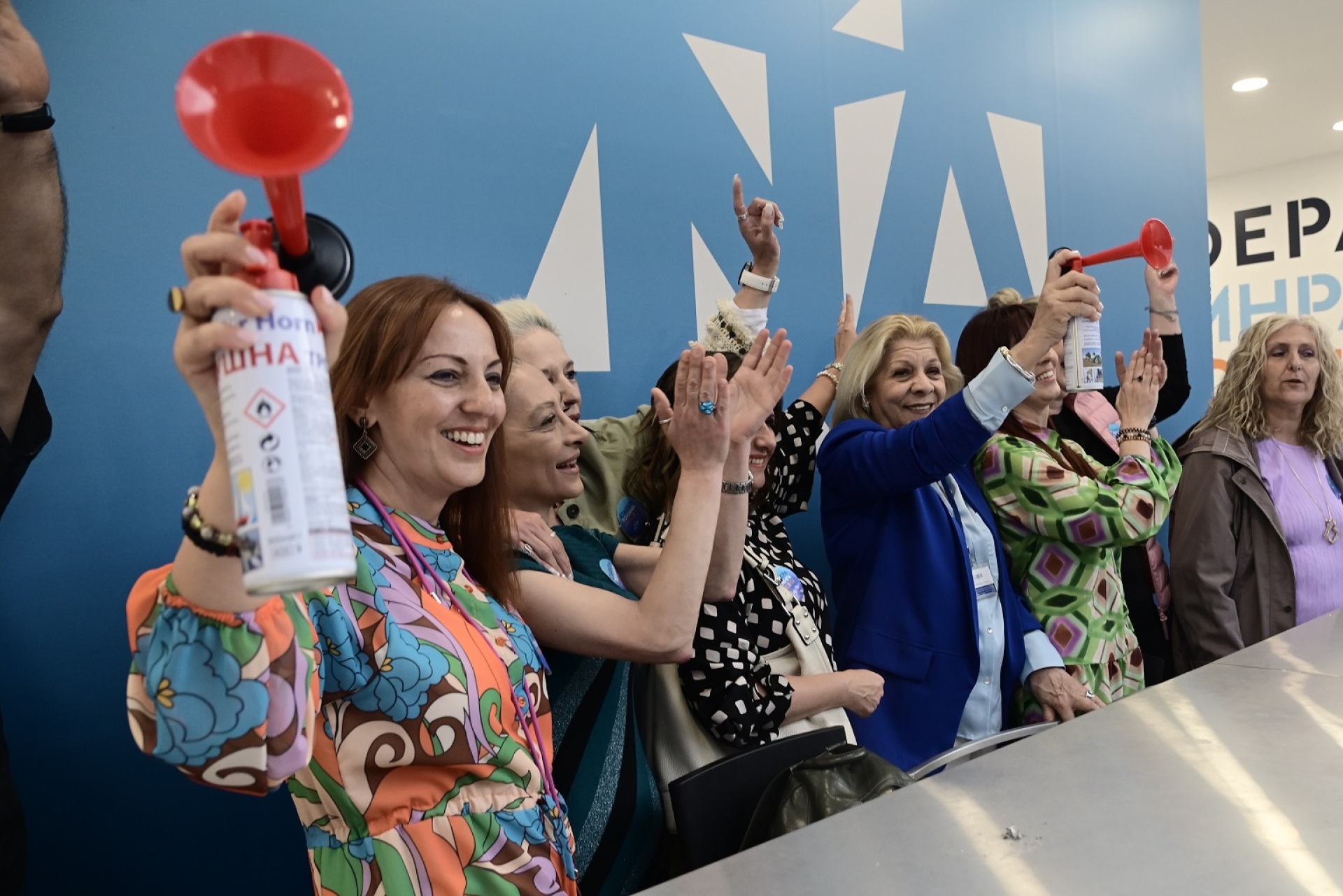 Εκλογές 2023: Φωτογραφικά στιγμιότυπα από τα εκλογικά περίπτερα της Ελλάδας - Πώς υποδέχτηκαν το αποτέλεσμα οι υποστηρικτές και τα επιτελεία των κομμάτων.