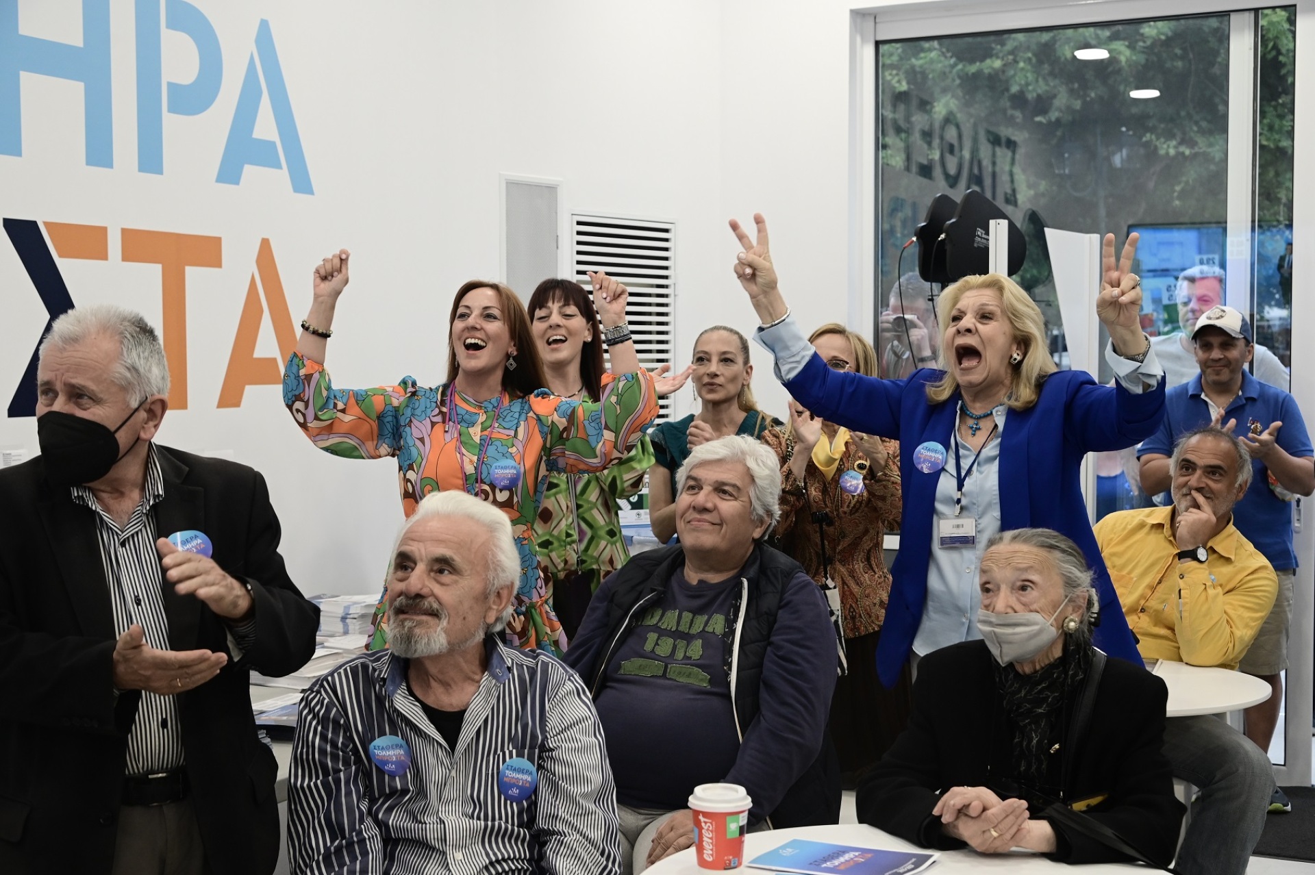 Εκλογές 2023: Φωτογραφικά στιγμιότυπα από τα εκλογικά περίπτερα της Ελλάδας - Πώς υποδέχτηκαν το αποτέλεσμα οι υποστηρικτές και τα επιτελεία των κομμάτων.