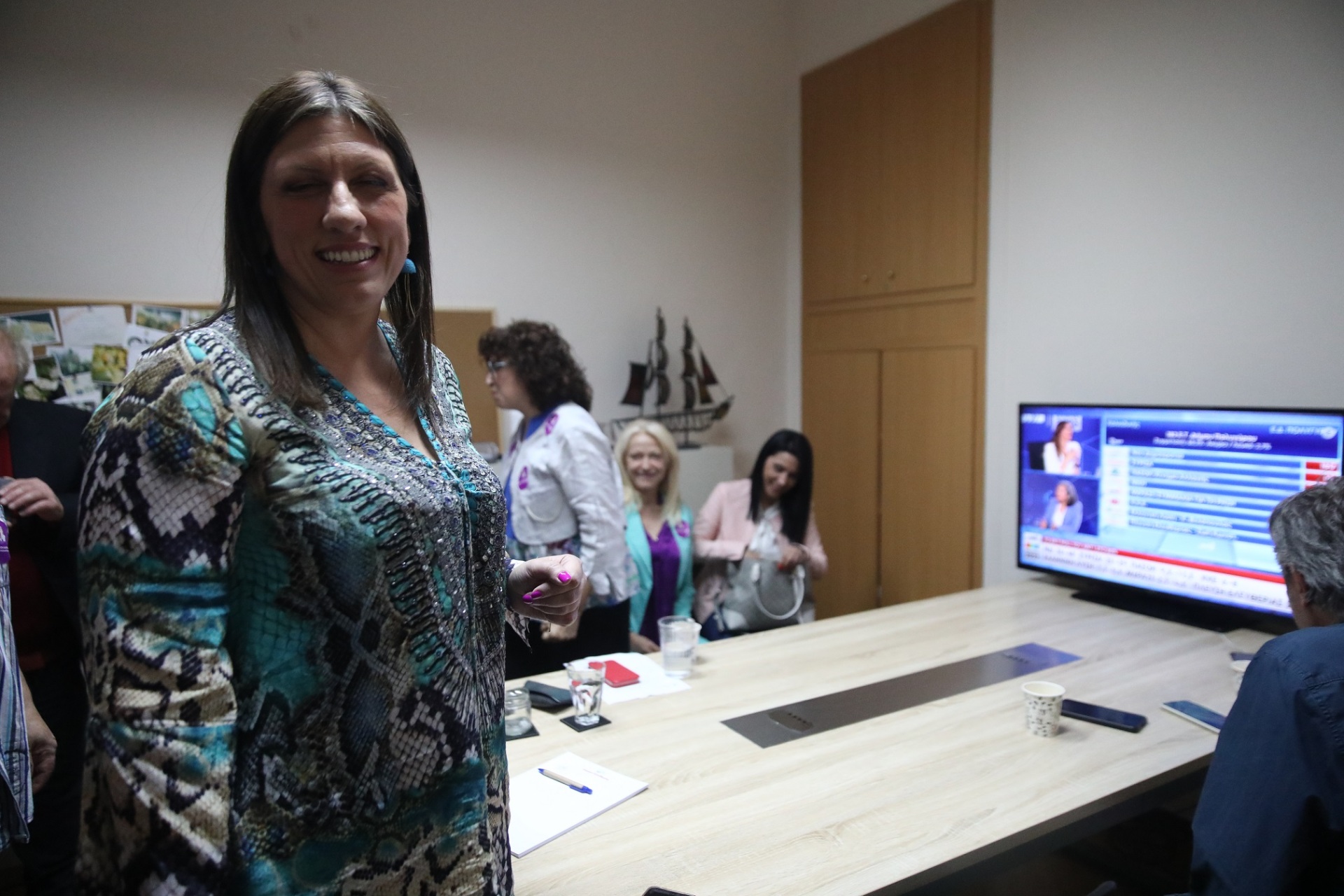 Εκλογές 2023: Φωτογραφικά στιγμιότυπα από τα εκλογικά περίπτερα της Ελλάδας - Πώς υποδέχτηκαν το αποτέλεσμα οι υποστηρικτές και τα επιτελεία των κομμάτων.