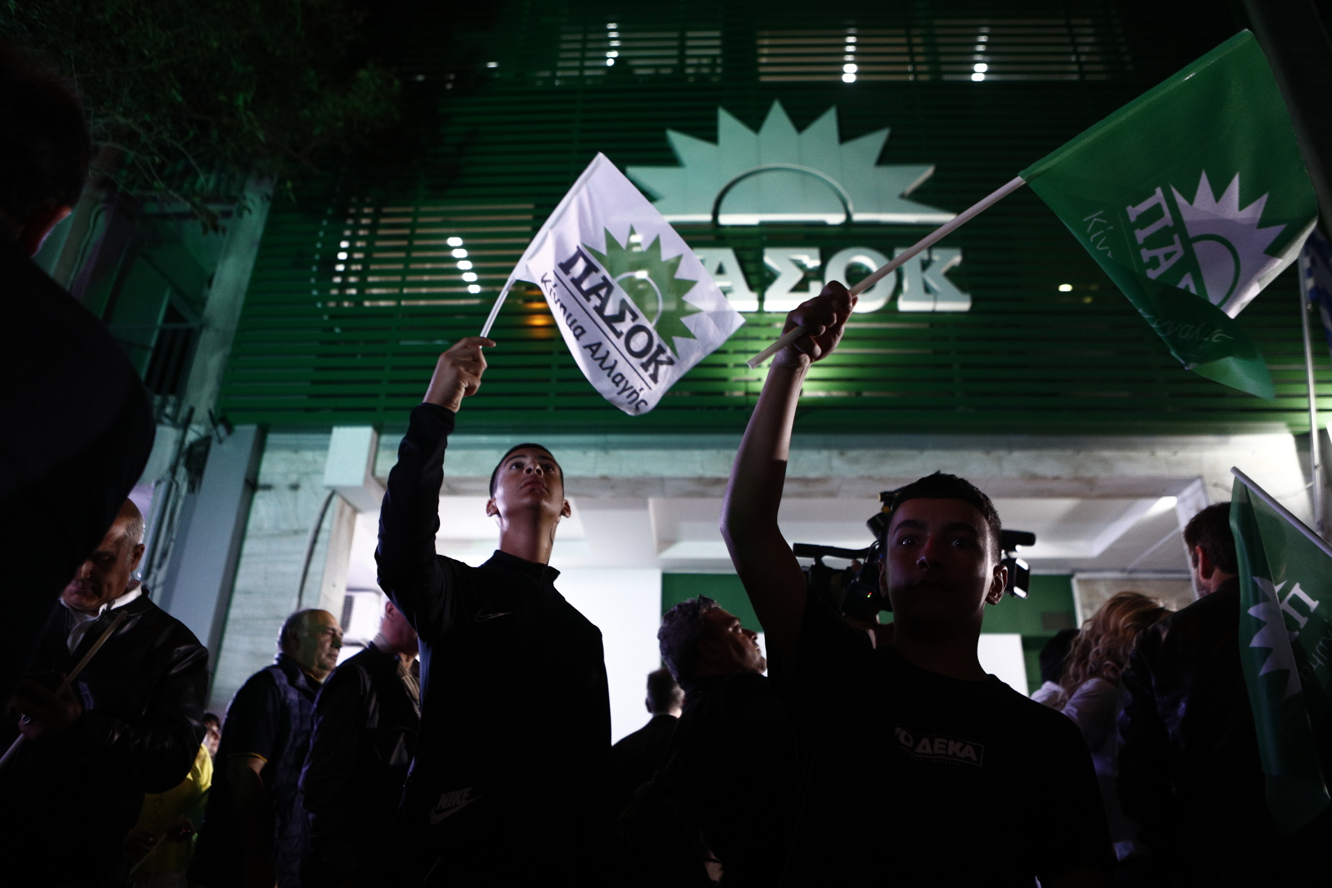 Εκλογές 2023: Φωτογραφικά στιγμιότυπα από τα εκλογικά περίπτερα της Ελλάδας - Πώς υποδέχτηκαν το αποτέλεσμα οι υποστηρικτές και τα επιτελεία των κομμάτων.