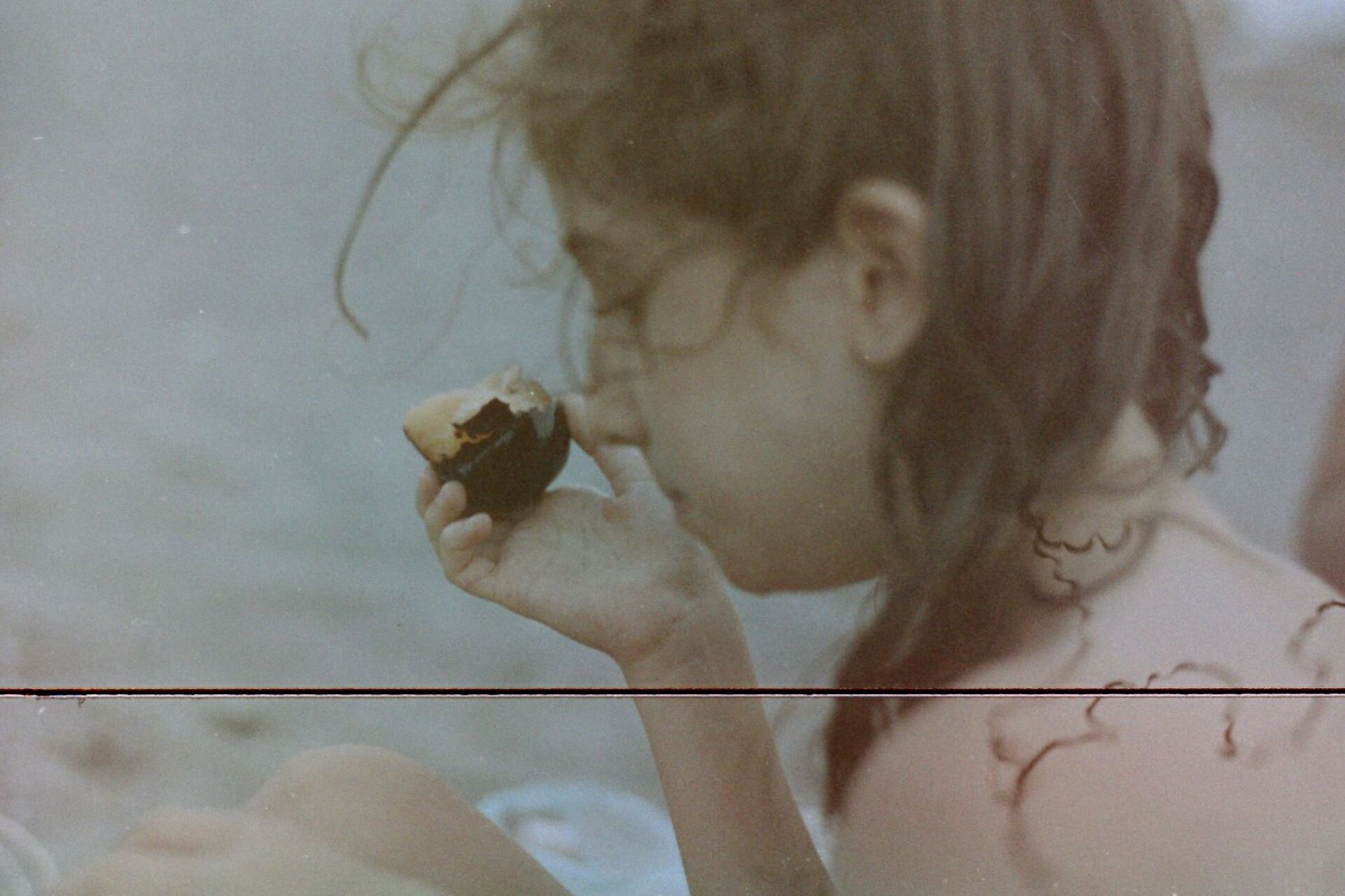 Η φωτογράφος Γωγώ Πονηράκου μιλάει για τη φωτογράφιση για τον δίσκο «Μέινστριμ» που κυκλοφόρησε πρόσφατα από το Παιδί Τραύμα, τον φωτογραφικό και τον ποιητικό της κόσμο.