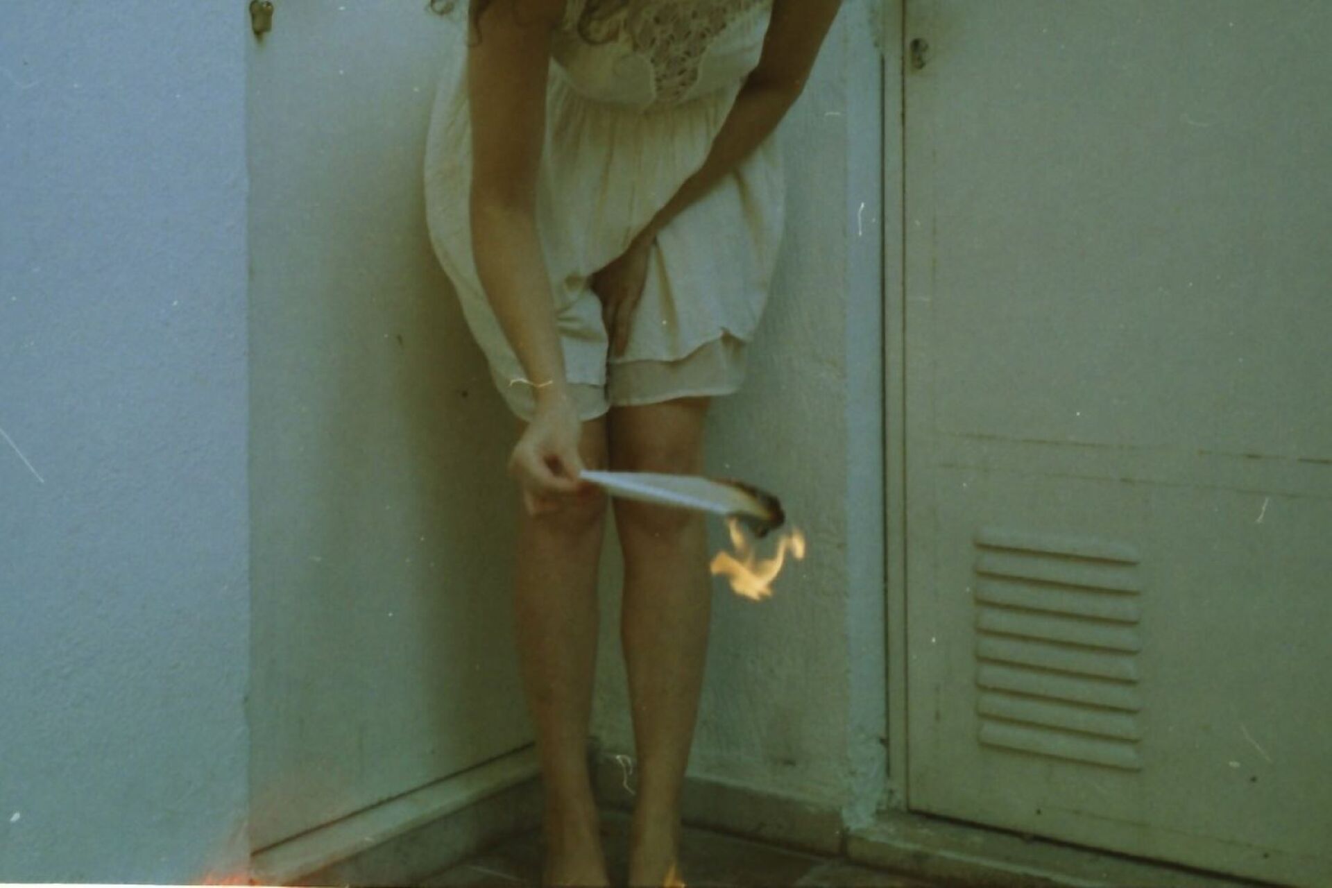 Η φωτογράφος Γωγώ Πονηράκου μιλάει για τη φωτογράφιση για τον δίσκο «Μέινστριμ» που κυκλοφόρησε πρόσφατα από το Παιδί Τραύμα, τον φωτογραφικό και τον ποιητικό της κόσμο.