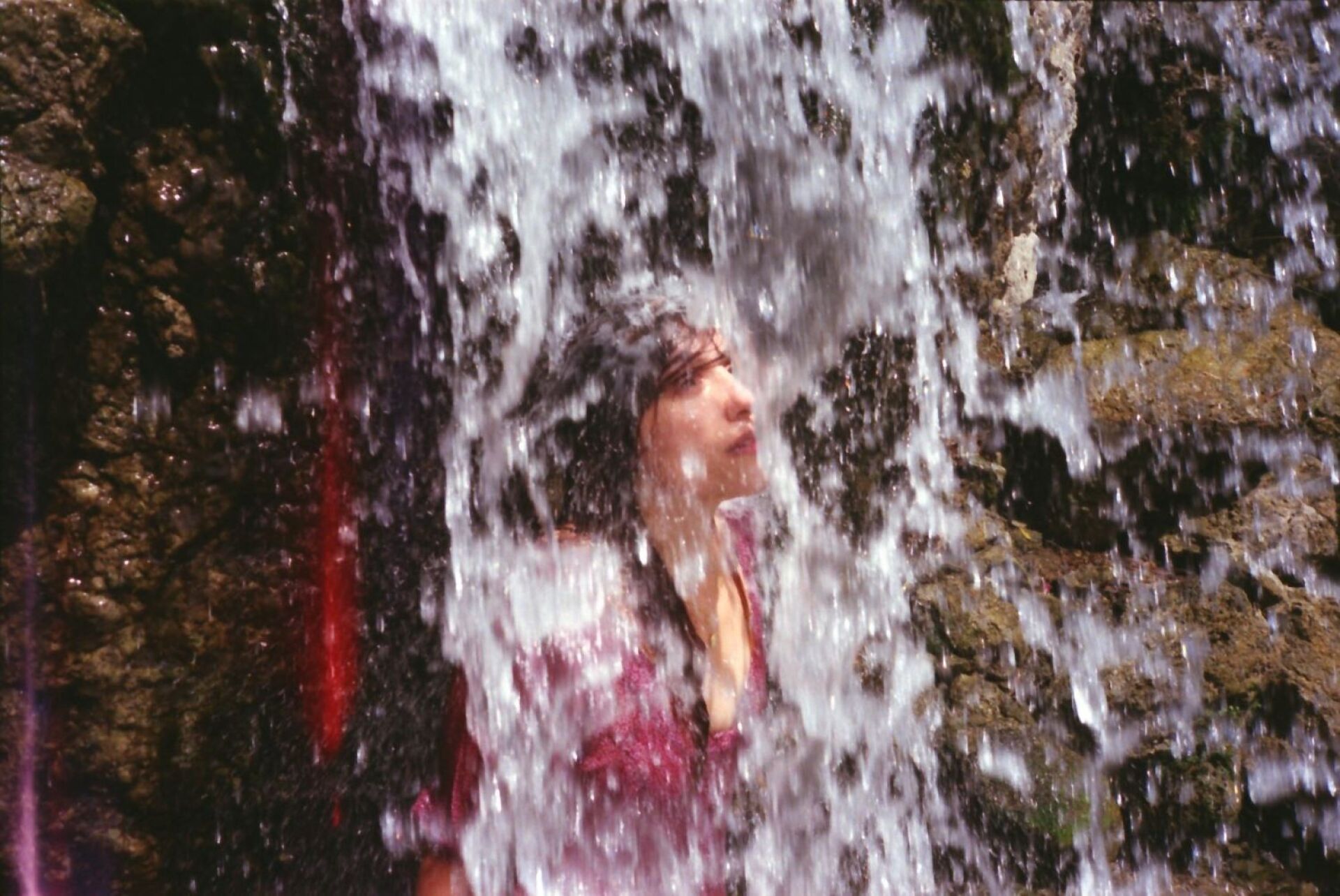 Η φωτογράφος Γωγώ Πονηράκου μιλάει για τη φωτογράφιση για τον δίσκο «Μέινστριμ» που κυκλοφόρησε πρόσφατα από το Παιδί Τραύμα, τον φωτογραφικό και τον ποιητικό της κόσμο.