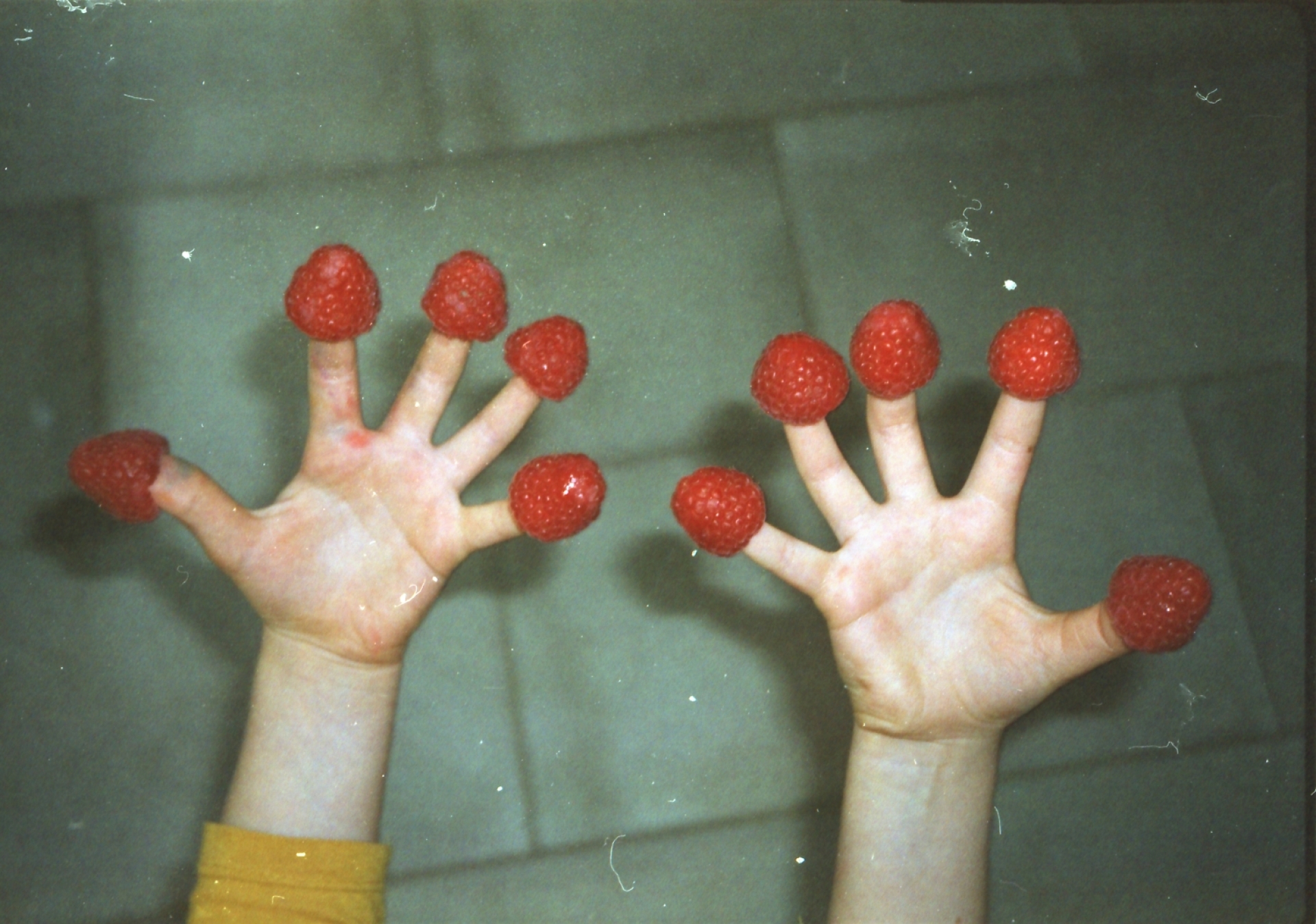 Η φωτογράφος Γωγώ Πονηράκου μιλάει για τη φωτογράφιση για τον δίσκο «Μέινστριμ» που κυκλοφόρησε πρόσφατα από το Παιδί Τραύμα, τον φωτογραφικό και τον ποιητικό της κόσμο.