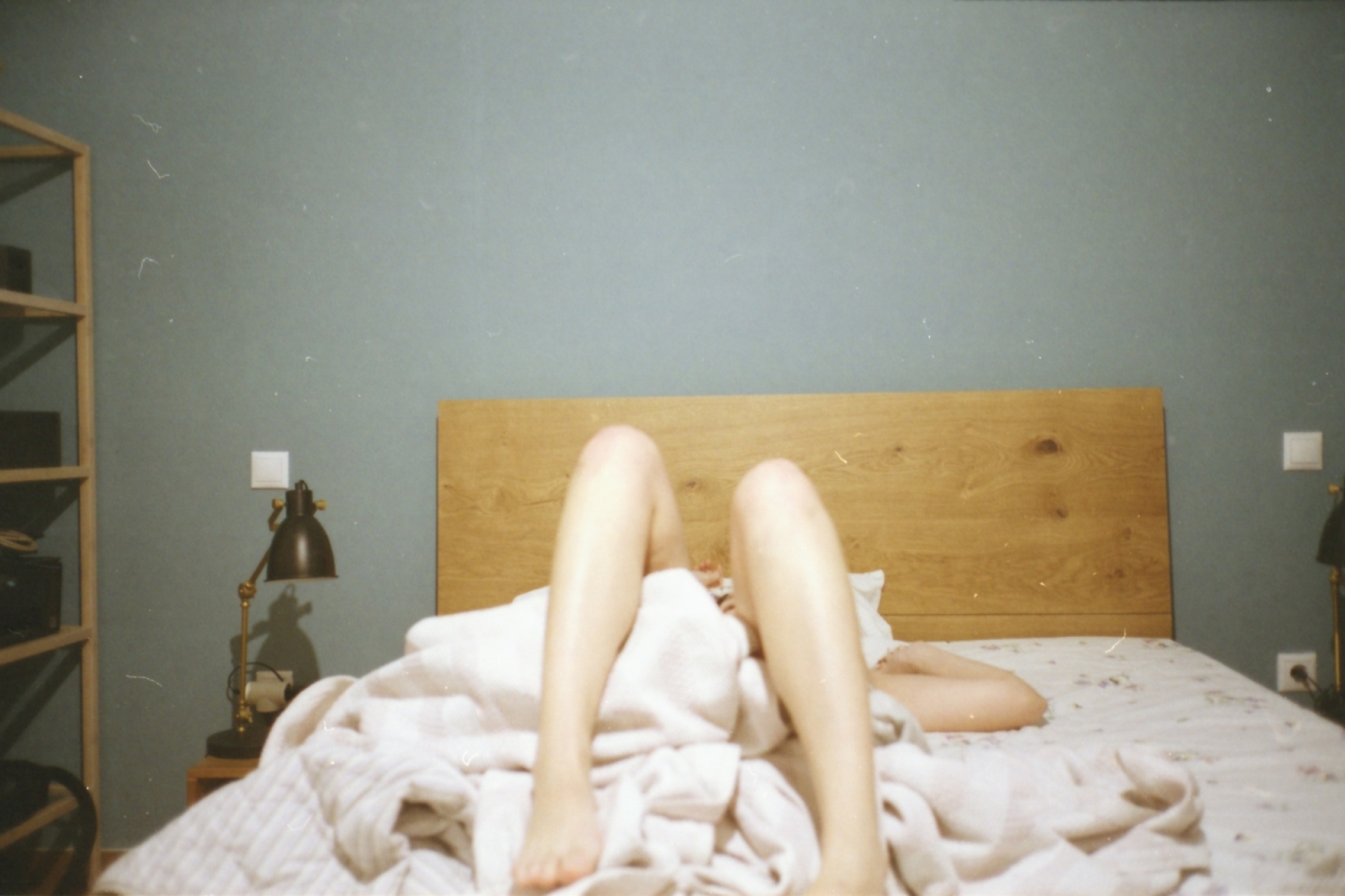 Η φωτογράφος Γωγώ Πονηράκου μιλάει για τη φωτογράφιση για τον δίσκο «Μέινστριμ» που κυκλοφόρησε πρόσφατα από το Παιδί Τραύμα, τον φωτογραφικό και τον ποιητικό της κόσμο.